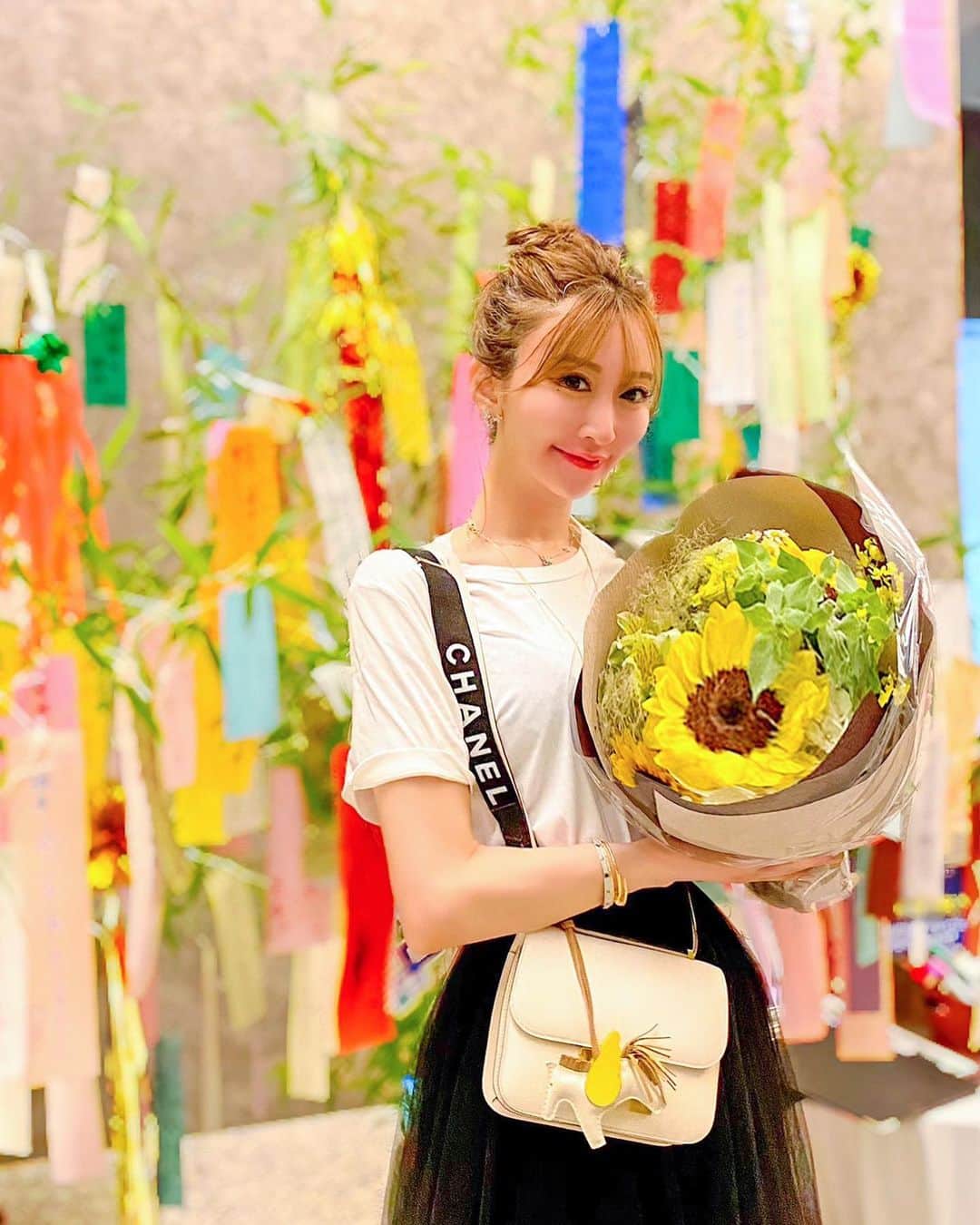 JUNKO（飯田順子）のインスタグラム：「#七夕 🎋🎋🎋 昨日の夜空はとっても綺麗だった🌈 ・ 🌻💐🫰 バックのペガサスと🌻の黄色が 偶然にも❤︎一緒でした✨ ・ ・ ・」