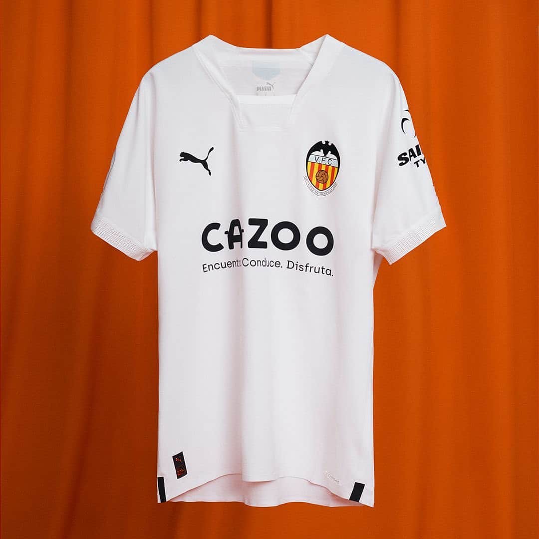 バレンシアCFさんのインスタグラム写真 - (バレンシアCFInstagram)「Describe con un emoji la nueva camiseta HOME @pumafootball del @valenciacf   🔥🦇😍🔝  #CORVCF 🦇 #ADNVCF」7月8日 17時57分 - valenciacf
