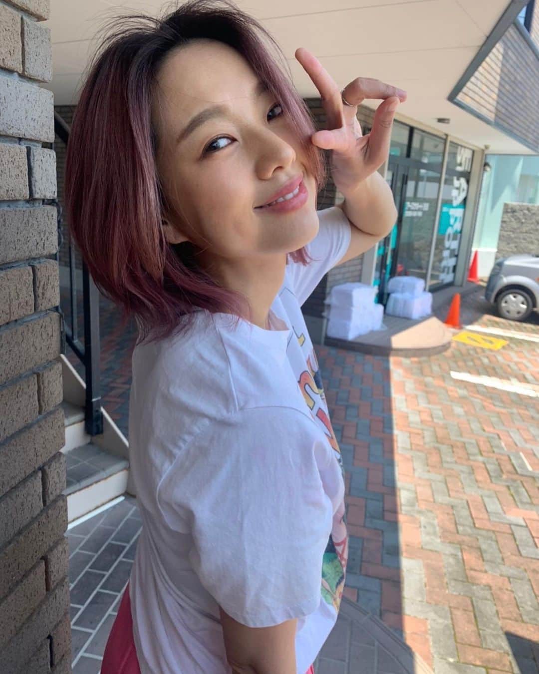 松本さゆきのインスタグラム：「カラーしてきた😙 一回ショートにしたら満足したのでまたロングに向けて伸ばし中。 3年ぐらいかかるかな🤔  もはやほんとの姉妹よりも似てきた @chanstagram1117 😂」