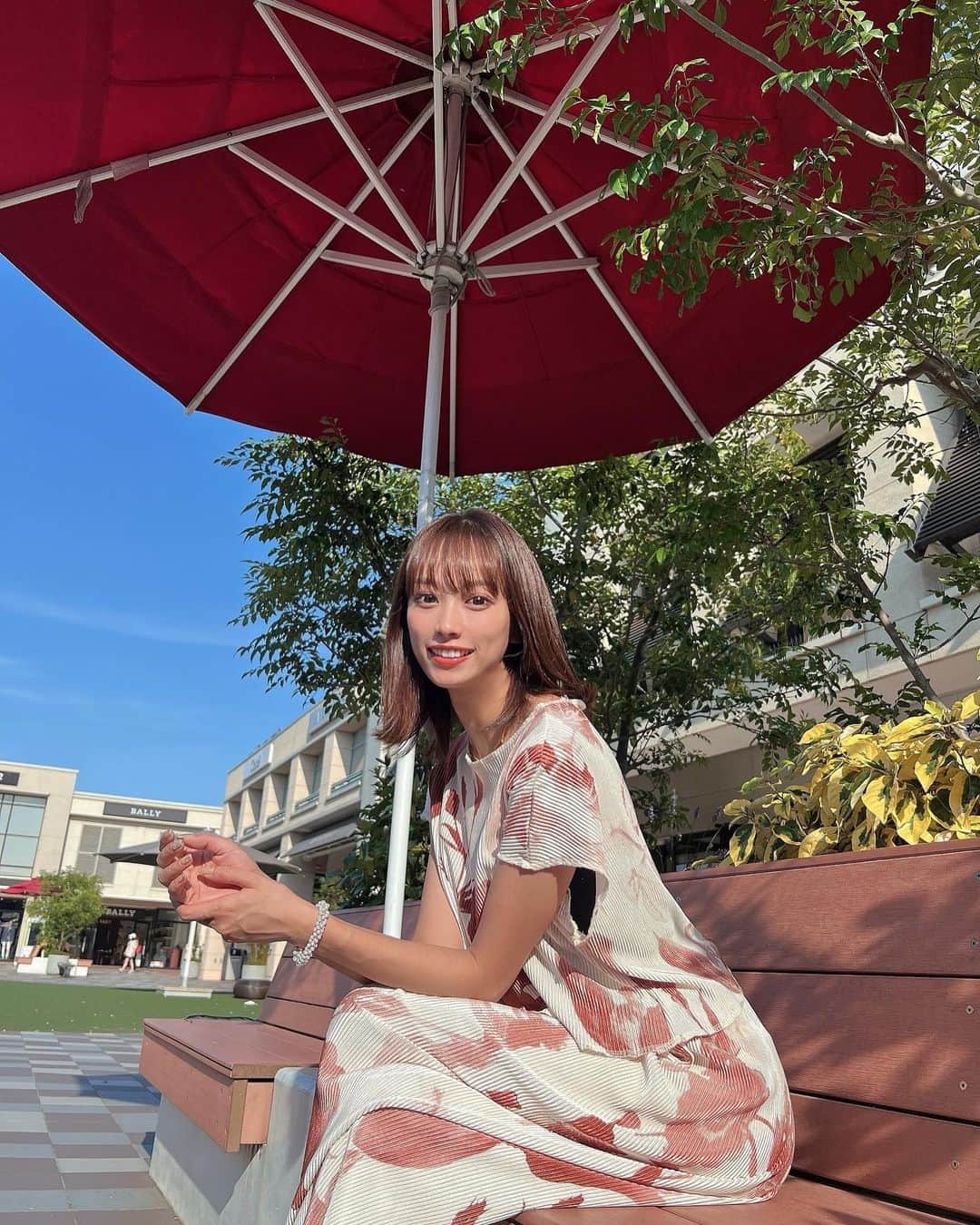 岡島彩花のインスタグラム：「#今日のコーデ 🌼  @stella_tokyo.jp さんの フラワーデザイントップス&パンツ💕  夏っぽくてお気に入り☺️🌺  #セットアップ #コーデ #通販サイト」