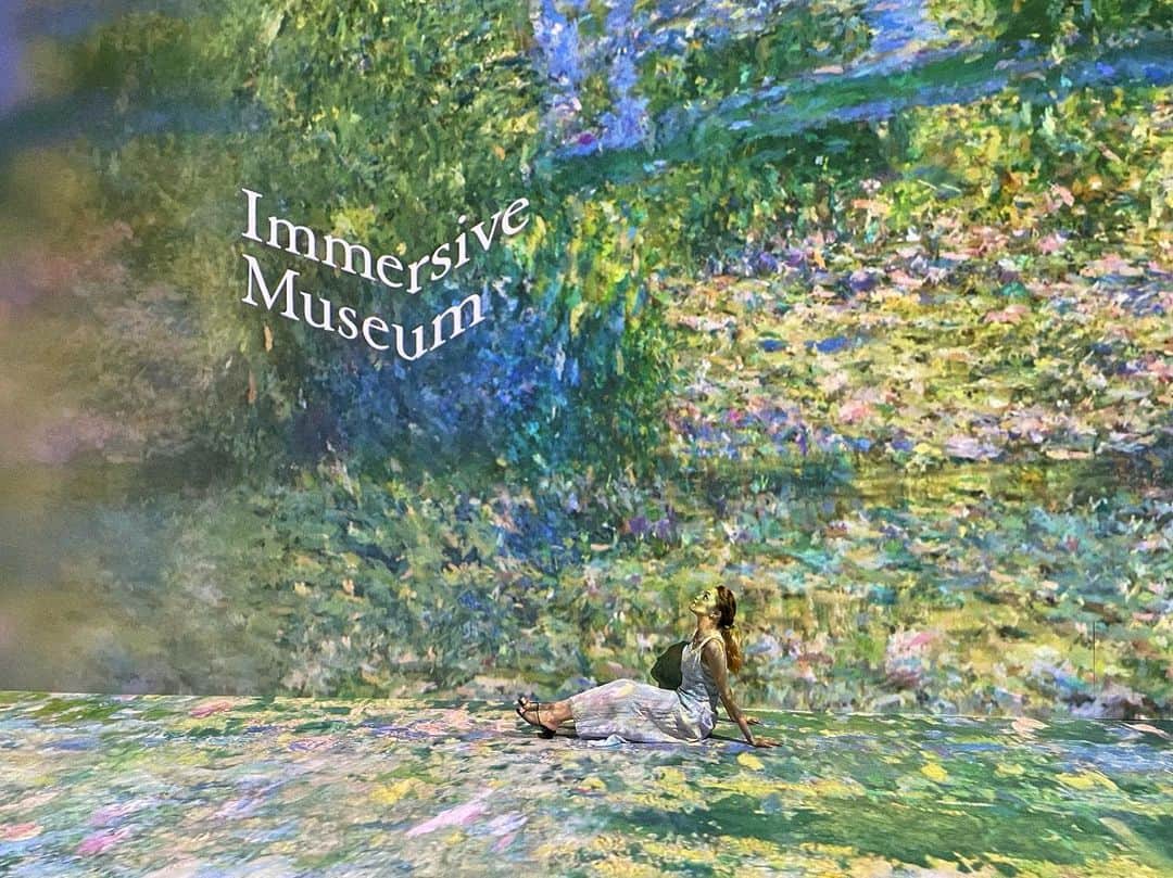 ステファニーのインスタグラム：「💐💐💐🕊✨ 昨日は日本橋にある @immersive.museum へ。 まるで絵画の中の世界へ入り込んだような気持ちになれる、音楽と共に映像で絵を楽しむ新感覚アート。 癒されながらも心が躍るような時間でした！！ 一人でぼーっと観るのも、デートで行くのもいいね。 また行きたいなぁ…  #love #art #immersiveart #immersive #immersivemuseum #museum #アート」