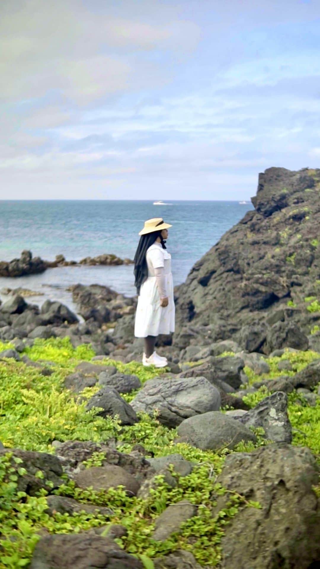 のインスタグラム：「Hydrangea-spotting, meet Snoopy and friends, sip some ice-cold hallabong 🍊juice - that’s exactly what you can do on a Jeju summer trip! 🇰🇷   Here’s a little throwback to @neysaassila’s #SuperWeekenders takeover where she explored Jeju’s must-visit spots for the summer. Save and share this post now! 🌻✨  #airasia #airasiasuperapp #airasiatravels #travel #korea #koreatrip #jejuisland #jeju」