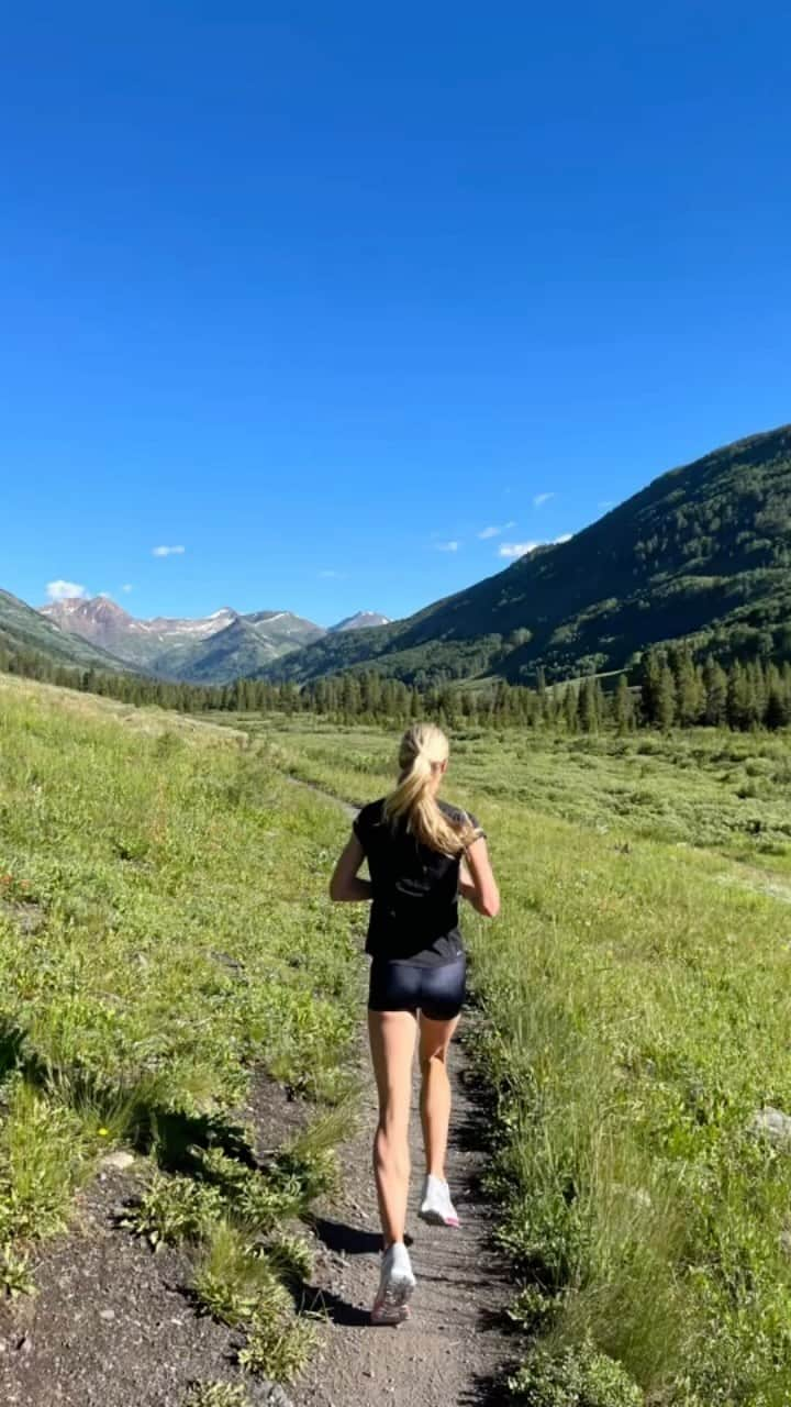 エマ・コバーンのインスタグラム：「8 miles easy in Crested Butte ☺️ hit up my favorite run in the world, The Lower Loop, in Crested Butte CO w/ @williamleer today. If you want to run in Crested Butte with me, head to the link in my bio to sign up for my race @elkrun5k. Sept 24. See you there 💃 #elkrun5k #crestedbutte #run」