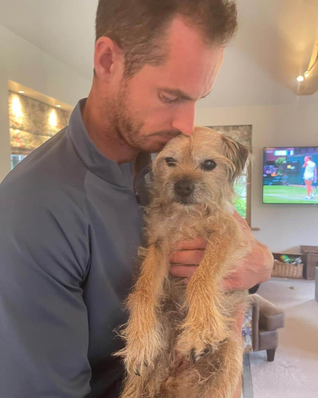 アンディ・マレーのインスタグラム：「Today or our family said goodbye to this amazing little dog😢she was a huge part of our family and our first pet so this really hurts. Give your pets a big cuddle tonight cause it stings when you can’t anymore.💔  Thanks Maggie Mayhem you were an absolute star ⭐️ ❤️」