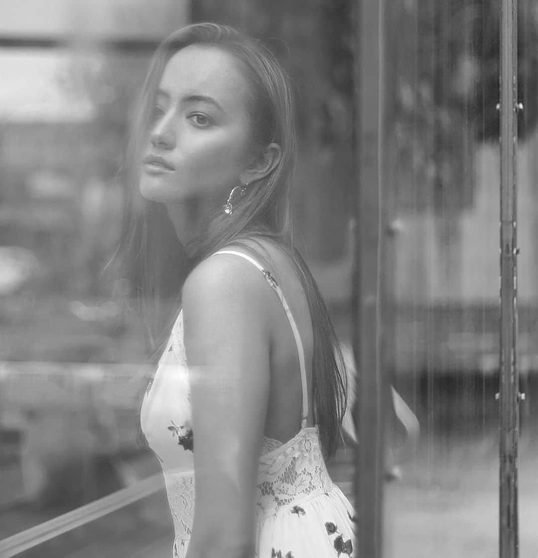 アヤカ・ウィルソンのインスタグラム：「____ Wait?! Do I actually look 🔥 in this?!?!😳😳  Love you too much that I hate you🤍  Photo by: the amazing @themanali」
