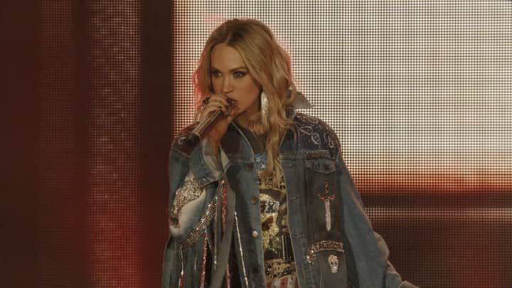 キャリー・アンダーウッドのインスタグラム：「#FlashbackFriday: Watch Carrie’s closing performance of “Before He Cheats” at @stagecoach 2022! *link in bio -TeamCU」