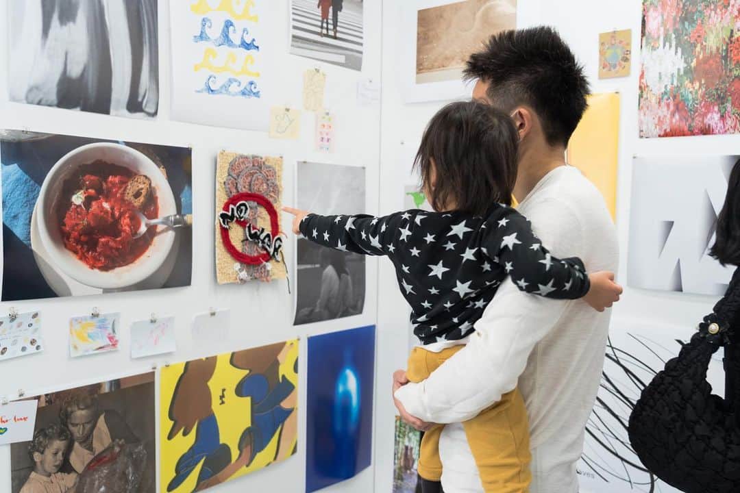 Kisshomaru S.さんのインスタグラム写真 - (Kisshomaru S.Instagram)「Exhibition “WAVES” @waves_exhibition   Interviewed by @qetic_official @kenjitakeda_2020   edit @moe.ninnjinnlove  logo @mio_asa_i  design @tetsuyaokiyama   今尚報道される戦況に、自身無力であることを実感しながら 言葉にならない思いを胸に抱えて、何かできることはないのか考え続けています。  戦争反対と表明したり、少しでも力になれればと寄付をしたり、ひとりひとりにできることを少しずつでも行動に起こすことが、目まぐるしく変化しているこの世界をほんの少しだけ良い方向に導いていくのだと信じています。  SNSやデモで声を上げること。社会や政治について対話をすること。歴史や国際関係について改めて知見を深めること。お家で祈ること。周りの家族や友人を気遣うこと。ひとりひとりが、ひとりひとりのペースで、ひとりひとりの知っている情報や意見が違うことを前提として、考えることをやめずに、誰かを責めたり貶すのではなく、人と社会に対して問いと対話を続けることが大事だと思っています。  こんなときだからこそ、いま、わたしたちが思っていること。わたしたち自身に問い、あなたと共有し、連帯するために。  ＜Artists＞ 北山雅和 / 野田裕一郎 / OHNO TOSHIO / Otömika / KOTARO YAMADA / 平野正子 /野口花梨 / 横家暉晋 / BIEN / Sayaka Maruyama ・Tomihiro Kono / 服部恭平 / 田岡美紗子 / Satsuki Shibuya / Karyn Nakamura / eri / 髙木美佑 / nishioka yuhi / 藤瀬朱里 / 中瀬萌 / KAORU / Kisshomaru Shimamura / 河村康輔 / Yoshiko Kurata / 横手太紀 / Kentaro Okawara / misato / 八木 咲 / 不吉霊二 / Mana Ogata / 上出 遼平 / COIN PARKING DELIVERY / 大川原暢人 / 猪原悠 / 水谷太郎 / yusho kobayashi / 橋田洸 / もりたみどり / KANOKOGI /竹山香奈(PARK365 Inc.) / 山口大輝 / 堀川カプサ / Yota Yoshida / 塩浦一彗 / Ayuna Kanasaki / 白濱イズミ / 安田晃大 (KEE FACTORY) / 相澤有紀 / 草野庸子 / 蓮井元彦 / Mugiho Sasaki / minky / 笠原颯太 / ベイン理紗 / Shunsaku Hirai / 山越真衣 / 五十嵐光一 / 中村穣ニ / 青木柊野 / 樋口舞子 / 酒井建治 / アレキサンダージュリアン / 平山潤 / SHUKYU / 江頭誠 / 大社カリン / DAICHIRO SHINJO / マヒトゥ・ザ・ピーポー / Yabiku Henrique Yudi / Wyatt Conlon / Arthur Hitchcock / Ewelina Skowronska / 零 / 工藤司 / 遠藤文香 / 玉田翔太 / 岡﨑まどか / 太田光海 / 関口きらら / 東海林広太 / itou / 上原菜々恵・柳原好貴 / 貴田祐斗 / 花代 / and you.  __________  Statement  朝起きて、 夜になれば灯りの下で眠りにつく。 家族と食卓を囲む。 友人とたわいもない会話をする。 絵を描き、歌を歌う。 好きな本を読み、音楽をきく。 これからの将来に思いを馳せる。  いま、この瞬間にも そんなあたりまえに生きる権利を 保障されない人たちがいる。  画面越しの報道は温度を持たず 私たちは映し出される人たちの名前を知らない。 海を隔てた遠くの国の出来事、かもしれない。 しかしひとりの人の命すら守られない場所には 芸術も表現も文化も存在しないことは確かだ。  有事において 芸術は無力といわれることがあるが ほんとうにそうだろうか。 いま、わたしたちに問われているのは 考え想像する力なのではないか。  わたしたちは長い年月をかけて 国籍や言語、ジェンダーや歴史の境界を越え 分断に屈することなく文化を築いてきた。 だからこそいま、芸術や表現活動によって 連帯することができると信じている。 思い描くこと。想像すること。創造すること。 自らを想い、相手を想い 次の世代の子どもたちを想い 生きる世界を想像することを忘れないために。 これはわたしたちの、態度表明。  __________  Exhibition “WAVES”  same gallery @same_gallery  C7C gallery and shop @c7cgalleryandshop  Lian @lian503g  haku kyoto @haku_kyoto  ie @ie_sapporo」7月8日 20時46分 - kisshomaru