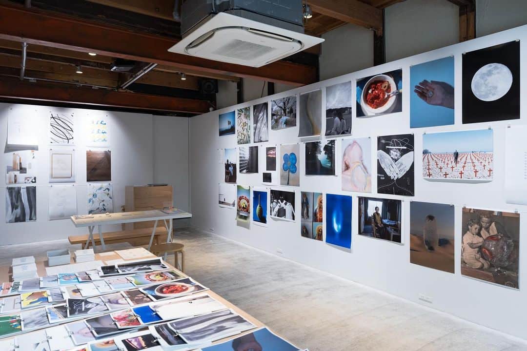 Kisshomaru S.さんのインスタグラム写真 - (Kisshomaru S.Instagram)「Exhibition “WAVES” @waves_exhibition   Interviewed by @qetic_official @kenjitakeda_2020   edit @moe.ninnjinnlove  logo @mio_asa_i  design @tetsuyaokiyama   今尚報道される戦況に、自身無力であることを実感しながら 言葉にならない思いを胸に抱えて、何かできることはないのか考え続けています。  戦争反対と表明したり、少しでも力になれればと寄付をしたり、ひとりひとりにできることを少しずつでも行動に起こすことが、目まぐるしく変化しているこの世界をほんの少しだけ良い方向に導いていくのだと信じています。  SNSやデモで声を上げること。社会や政治について対話をすること。歴史や国際関係について改めて知見を深めること。お家で祈ること。周りの家族や友人を気遣うこと。ひとりひとりが、ひとりひとりのペースで、ひとりひとりの知っている情報や意見が違うことを前提として、考えることをやめずに、誰かを責めたり貶すのではなく、人と社会に対して問いと対話を続けることが大事だと思っています。  こんなときだからこそ、いま、わたしたちが思っていること。わたしたち自身に問い、あなたと共有し、連帯するために。  ＜Artists＞ 北山雅和 / 野田裕一郎 / OHNO TOSHIO / Otömika / KOTARO YAMADA / 平野正子 /野口花梨 / 横家暉晋 / BIEN / Sayaka Maruyama ・Tomihiro Kono / 服部恭平 / 田岡美紗子 / Satsuki Shibuya / Karyn Nakamura / eri / 髙木美佑 / nishioka yuhi / 藤瀬朱里 / 中瀬萌 / KAORU / Kisshomaru Shimamura / 河村康輔 / Yoshiko Kurata / 横手太紀 / Kentaro Okawara / misato / 八木 咲 / 不吉霊二 / Mana Ogata / 上出 遼平 / COIN PARKING DELIVERY / 大川原暢人 / 猪原悠 / 水谷太郎 / yusho kobayashi / 橋田洸 / もりたみどり / KANOKOGI /竹山香奈(PARK365 Inc.) / 山口大輝 / 堀川カプサ / Yota Yoshida / 塩浦一彗 / Ayuna Kanasaki / 白濱イズミ / 安田晃大 (KEE FACTORY) / 相澤有紀 / 草野庸子 / 蓮井元彦 / Mugiho Sasaki / minky / 笠原颯太 / ベイン理紗 / Shunsaku Hirai / 山越真衣 / 五十嵐光一 / 中村穣ニ / 青木柊野 / 樋口舞子 / 酒井建治 / アレキサンダージュリアン / 平山潤 / SHUKYU / 江頭誠 / 大社カリン / DAICHIRO SHINJO / マヒトゥ・ザ・ピーポー / Yabiku Henrique Yudi / Wyatt Conlon / Arthur Hitchcock / Ewelina Skowronska / 零 / 工藤司 / 遠藤文香 / 玉田翔太 / 岡﨑まどか / 太田光海 / 関口きらら / 東海林広太 / itou / 上原菜々恵・柳原好貴 / 貴田祐斗 / 花代 / and you.  __________  Statement  朝起きて、 夜になれば灯りの下で眠りにつく。 家族と食卓を囲む。 友人とたわいもない会話をする。 絵を描き、歌を歌う。 好きな本を読み、音楽をきく。 これからの将来に思いを馳せる。  いま、この瞬間にも そんなあたりまえに生きる権利を 保障されない人たちがいる。  画面越しの報道は温度を持たず 私たちは映し出される人たちの名前を知らない。 海を隔てた遠くの国の出来事、かもしれない。 しかしひとりの人の命すら守られない場所には 芸術も表現も文化も存在しないことは確かだ。  有事において 芸術は無力といわれることがあるが ほんとうにそうだろうか。 いま、わたしたちに問われているのは 考え想像する力なのではないか。  わたしたちは長い年月をかけて 国籍や言語、ジェンダーや歴史の境界を越え 分断に屈することなく文化を築いてきた。 だからこそいま、芸術や表現活動によって 連帯することができると信じている。 思い描くこと。想像すること。創造すること。 自らを想い、相手を想い 次の世代の子どもたちを想い 生きる世界を想像することを忘れないために。 これはわたしたちの、態度表明。  __________  Exhibition “WAVES”  same gallery @same_gallery  C7C gallery and shop @c7cgalleryandshop  Lian @lian503g  haku kyoto @haku_kyoto  ie @ie_sapporo」7月8日 20時46分 - kisshomaru