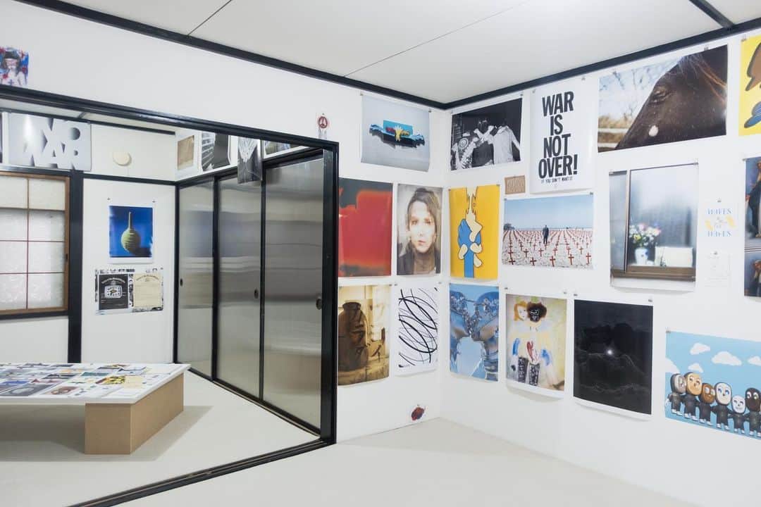 Kisshomaru S.さんのインスタグラム写真 - (Kisshomaru S.Instagram)「Exhibition “WAVES” @waves_exhibition   Interviewed by @qetic_official @kenjitakeda_2020   edit @moe.ninnjinnlove  logo @mio_asa_i  design @tetsuyaokiyama   今尚報道される戦況に、自身無力であることを実感しながら 言葉にならない思いを胸に抱えて、何かできることはないのか考え続けています。  戦争反対と表明したり、少しでも力になれればと寄付をしたり、ひとりひとりにできることを少しずつでも行動に起こすことが、目まぐるしく変化しているこの世界をほんの少しだけ良い方向に導いていくのだと信じています。  SNSやデモで声を上げること。社会や政治について対話をすること。歴史や国際関係について改めて知見を深めること。お家で祈ること。周りの家族や友人を気遣うこと。ひとりひとりが、ひとりひとりのペースで、ひとりひとりの知っている情報や意見が違うことを前提として、考えることをやめずに、誰かを責めたり貶すのではなく、人と社会に対して問いと対話を続けることが大事だと思っています。  こんなときだからこそ、いま、わたしたちが思っていること。わたしたち自身に問い、あなたと共有し、連帯するために。  ＜Artists＞ 北山雅和 / 野田裕一郎 / OHNO TOSHIO / Otömika / KOTARO YAMADA / 平野正子 /野口花梨 / 横家暉晋 / BIEN / Sayaka Maruyama ・Tomihiro Kono / 服部恭平 / 田岡美紗子 / Satsuki Shibuya / Karyn Nakamura / eri / 髙木美佑 / nishioka yuhi / 藤瀬朱里 / 中瀬萌 / KAORU / Kisshomaru Shimamura / 河村康輔 / Yoshiko Kurata / 横手太紀 / Kentaro Okawara / misato / 八木 咲 / 不吉霊二 / Mana Ogata / 上出 遼平 / COIN PARKING DELIVERY / 大川原暢人 / 猪原悠 / 水谷太郎 / yusho kobayashi / 橋田洸 / もりたみどり / KANOKOGI /竹山香奈(PARK365 Inc.) / 山口大輝 / 堀川カプサ / Yota Yoshida / 塩浦一彗 / Ayuna Kanasaki / 白濱イズミ / 安田晃大 (KEE FACTORY) / 相澤有紀 / 草野庸子 / 蓮井元彦 / Mugiho Sasaki / minky / 笠原颯太 / ベイン理紗 / Shunsaku Hirai / 山越真衣 / 五十嵐光一 / 中村穣ニ / 青木柊野 / 樋口舞子 / 酒井建治 / アレキサンダージュリアン / 平山潤 / SHUKYU / 江頭誠 / 大社カリン / DAICHIRO SHINJO / マヒトゥ・ザ・ピーポー / Yabiku Henrique Yudi / Wyatt Conlon / Arthur Hitchcock / Ewelina Skowronska / 零 / 工藤司 / 遠藤文香 / 玉田翔太 / 岡﨑まどか / 太田光海 / 関口きらら / 東海林広太 / itou / 上原菜々恵・柳原好貴 / 貴田祐斗 / 花代 / and you.  __________  Statement  朝起きて、 夜になれば灯りの下で眠りにつく。 家族と食卓を囲む。 友人とたわいもない会話をする。 絵を描き、歌を歌う。 好きな本を読み、音楽をきく。 これからの将来に思いを馳せる。  いま、この瞬間にも そんなあたりまえに生きる権利を 保障されない人たちがいる。  画面越しの報道は温度を持たず 私たちは映し出される人たちの名前を知らない。 海を隔てた遠くの国の出来事、かもしれない。 しかしひとりの人の命すら守られない場所には 芸術も表現も文化も存在しないことは確かだ。  有事において 芸術は無力といわれることがあるが ほんとうにそうだろうか。 いま、わたしたちに問われているのは 考え想像する力なのではないか。  わたしたちは長い年月をかけて 国籍や言語、ジェンダーや歴史の境界を越え 分断に屈することなく文化を築いてきた。 だからこそいま、芸術や表現活動によって 連帯することができると信じている。 思い描くこと。想像すること。創造すること。 自らを想い、相手を想い 次の世代の子どもたちを想い 生きる世界を想像することを忘れないために。 これはわたしたちの、態度表明。  __________  Exhibition “WAVES”  same gallery @same_gallery  C7C gallery and shop @c7cgalleryandshop  Lian @lian503g  haku kyoto @haku_kyoto  ie @ie_sapporo」7月8日 20時46分 - kisshomaru