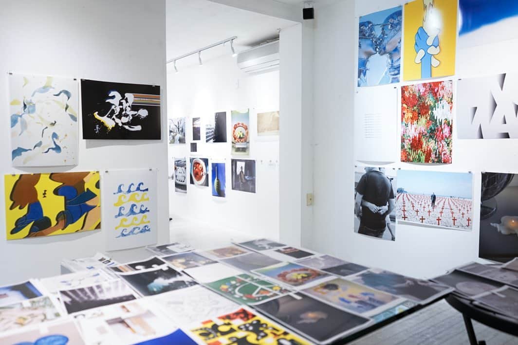 Kisshomaru S.さんのインスタグラム写真 - (Kisshomaru S.Instagram)「Exhibition “WAVES” @waves_exhibition   Interviewed by @qetic_official @kenjitakeda_2020   edit @moe.ninnjinnlove  logo @mio_asa_i  design @tetsuyaokiyama   今尚報道される戦況に、自身無力であることを実感しながら 言葉にならない思いを胸に抱えて、何かできることはないのか考え続けています。  戦争反対と表明したり、少しでも力になれればと寄付をしたり、ひとりひとりにできることを少しずつでも行動に起こすことが、目まぐるしく変化しているこの世界をほんの少しだけ良い方向に導いていくのだと信じています。  SNSやデモで声を上げること。社会や政治について対話をすること。歴史や国際関係について改めて知見を深めること。お家で祈ること。周りの家族や友人を気遣うこと。ひとりひとりが、ひとりひとりのペースで、ひとりひとりの知っている情報や意見が違うことを前提として、考えることをやめずに、誰かを責めたり貶すのではなく、人と社会に対して問いと対話を続けることが大事だと思っています。  こんなときだからこそ、いま、わたしたちが思っていること。わたしたち自身に問い、あなたと共有し、連帯するために。  ＜Artists＞ 北山雅和 / 野田裕一郎 / OHNO TOSHIO / Otömika / KOTARO YAMADA / 平野正子 /野口花梨 / 横家暉晋 / BIEN / Sayaka Maruyama ・Tomihiro Kono / 服部恭平 / 田岡美紗子 / Satsuki Shibuya / Karyn Nakamura / eri / 髙木美佑 / nishioka yuhi / 藤瀬朱里 / 中瀬萌 / KAORU / Kisshomaru Shimamura / 河村康輔 / Yoshiko Kurata / 横手太紀 / Kentaro Okawara / misato / 八木 咲 / 不吉霊二 / Mana Ogata / 上出 遼平 / COIN PARKING DELIVERY / 大川原暢人 / 猪原悠 / 水谷太郎 / yusho kobayashi / 橋田洸 / もりたみどり / KANOKOGI /竹山香奈(PARK365 Inc.) / 山口大輝 / 堀川カプサ / Yota Yoshida / 塩浦一彗 / Ayuna Kanasaki / 白濱イズミ / 安田晃大 (KEE FACTORY) / 相澤有紀 / 草野庸子 / 蓮井元彦 / Mugiho Sasaki / minky / 笠原颯太 / ベイン理紗 / Shunsaku Hirai / 山越真衣 / 五十嵐光一 / 中村穣ニ / 青木柊野 / 樋口舞子 / 酒井建治 / アレキサンダージュリアン / 平山潤 / SHUKYU / 江頭誠 / 大社カリン / DAICHIRO SHINJO / マヒトゥ・ザ・ピーポー / Yabiku Henrique Yudi / Wyatt Conlon / Arthur Hitchcock / Ewelina Skowronska / 零 / 工藤司 / 遠藤文香 / 玉田翔太 / 岡﨑まどか / 太田光海 / 関口きらら / 東海林広太 / itou / 上原菜々恵・柳原好貴 / 貴田祐斗 / 花代 / and you.  __________  Statement  朝起きて、 夜になれば灯りの下で眠りにつく。 家族と食卓を囲む。 友人とたわいもない会話をする。 絵を描き、歌を歌う。 好きな本を読み、音楽をきく。 これからの将来に思いを馳せる。  いま、この瞬間にも そんなあたりまえに生きる権利を 保障されない人たちがいる。  画面越しの報道は温度を持たず 私たちは映し出される人たちの名前を知らない。 海を隔てた遠くの国の出来事、かもしれない。 しかしひとりの人の命すら守られない場所には 芸術も表現も文化も存在しないことは確かだ。  有事において 芸術は無力といわれることがあるが ほんとうにそうだろうか。 いま、わたしたちに問われているのは 考え想像する力なのではないか。  わたしたちは長い年月をかけて 国籍や言語、ジェンダーや歴史の境界を越え 分断に屈することなく文化を築いてきた。 だからこそいま、芸術や表現活動によって 連帯することができると信じている。 思い描くこと。想像すること。創造すること。 自らを想い、相手を想い 次の世代の子どもたちを想い 生きる世界を想像することを忘れないために。 これはわたしたちの、態度表明。  __________  Exhibition “WAVES”  same gallery @same_gallery  C7C gallery and shop @c7cgalleryandshop  Lian @lian503g  haku kyoto @haku_kyoto  ie @ie_sapporo」7月8日 20時46分 - kisshomaru