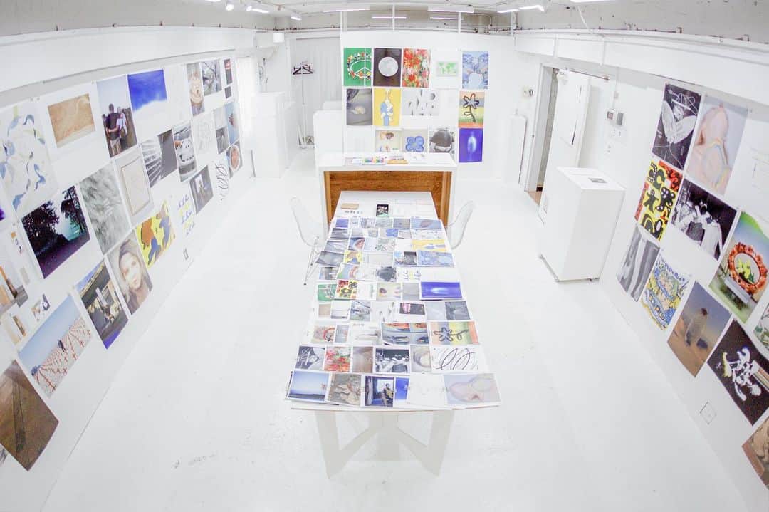 Kisshomaru S.さんのインスタグラム写真 - (Kisshomaru S.Instagram)「Exhibition “WAVES” @waves_exhibition   Interviewed by @qetic_official @kenjitakeda_2020   edit @moe.ninnjinnlove  logo @mio_asa_i  design @tetsuyaokiyama   今尚報道される戦況に、自身無力であることを実感しながら 言葉にならない思いを胸に抱えて、何かできることはないのか考え続けています。  戦争反対と表明したり、少しでも力になれればと寄付をしたり、ひとりひとりにできることを少しずつでも行動に起こすことが、目まぐるしく変化しているこの世界をほんの少しだけ良い方向に導いていくのだと信じています。  SNSやデモで声を上げること。社会や政治について対話をすること。歴史や国際関係について改めて知見を深めること。お家で祈ること。周りの家族や友人を気遣うこと。ひとりひとりが、ひとりひとりのペースで、ひとりひとりの知っている情報や意見が違うことを前提として、考えることをやめずに、誰かを責めたり貶すのではなく、人と社会に対して問いと対話を続けることが大事だと思っています。  こんなときだからこそ、いま、わたしたちが思っていること。わたしたち自身に問い、あなたと共有し、連帯するために。  ＜Artists＞ 北山雅和 / 野田裕一郎 / OHNO TOSHIO / Otömika / KOTARO YAMADA / 平野正子 /野口花梨 / 横家暉晋 / BIEN / Sayaka Maruyama ・Tomihiro Kono / 服部恭平 / 田岡美紗子 / Satsuki Shibuya / Karyn Nakamura / eri / 髙木美佑 / nishioka yuhi / 藤瀬朱里 / 中瀬萌 / KAORU / Kisshomaru Shimamura / 河村康輔 / Yoshiko Kurata / 横手太紀 / Kentaro Okawara / misato / 八木 咲 / 不吉霊二 / Mana Ogata / 上出 遼平 / COIN PARKING DELIVERY / 大川原暢人 / 猪原悠 / 水谷太郎 / yusho kobayashi / 橋田洸 / もりたみどり / KANOKOGI /竹山香奈(PARK365 Inc.) / 山口大輝 / 堀川カプサ / Yota Yoshida / 塩浦一彗 / Ayuna Kanasaki / 白濱イズミ / 安田晃大 (KEE FACTORY) / 相澤有紀 / 草野庸子 / 蓮井元彦 / Mugiho Sasaki / minky / 笠原颯太 / ベイン理紗 / Shunsaku Hirai / 山越真衣 / 五十嵐光一 / 中村穣ニ / 青木柊野 / 樋口舞子 / 酒井建治 / アレキサンダージュリアン / 平山潤 / SHUKYU / 江頭誠 / 大社カリン / DAICHIRO SHINJO / マヒトゥ・ザ・ピーポー / Yabiku Henrique Yudi / Wyatt Conlon / Arthur Hitchcock / Ewelina Skowronska / 零 / 工藤司 / 遠藤文香 / 玉田翔太 / 岡﨑まどか / 太田光海 / 関口きらら / 東海林広太 / itou / 上原菜々恵・柳原好貴 / 貴田祐斗 / 花代 / and you.  __________  Statement  朝起きて、 夜になれば灯りの下で眠りにつく。 家族と食卓を囲む。 友人とたわいもない会話をする。 絵を描き、歌を歌う。 好きな本を読み、音楽をきく。 これからの将来に思いを馳せる。  いま、この瞬間にも そんなあたりまえに生きる権利を 保障されない人たちがいる。  画面越しの報道は温度を持たず 私たちは映し出される人たちの名前を知らない。 海を隔てた遠くの国の出来事、かもしれない。 しかしひとりの人の命すら守られない場所には 芸術も表現も文化も存在しないことは確かだ。  有事において 芸術は無力といわれることがあるが ほんとうにそうだろうか。 いま、わたしたちに問われているのは 考え想像する力なのではないか。  わたしたちは長い年月をかけて 国籍や言語、ジェンダーや歴史の境界を越え 分断に屈することなく文化を築いてきた。 だからこそいま、芸術や表現活動によって 連帯することができると信じている。 思い描くこと。想像すること。創造すること。 自らを想い、相手を想い 次の世代の子どもたちを想い 生きる世界を想像することを忘れないために。 これはわたしたちの、態度表明。  __________  Exhibition “WAVES”  same gallery @same_gallery  C7C gallery and shop @c7cgalleryandshop  Lian @lian503g  haku kyoto @haku_kyoto  ie @ie_sapporo」7月8日 20時46分 - kisshomaru