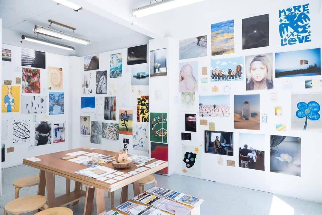 Kisshomaru S.さんのインスタグラム写真 - (Kisshomaru S.Instagram)「Exhibition “WAVES” @waves_exhibition   Interviewed by @qetic_official @kenjitakeda_2020   edit @moe.ninnjinnlove  logo @mio_asa_i  design @tetsuyaokiyama   今尚報道される戦況に、自身無力であることを実感しながら 言葉にならない思いを胸に抱えて、何かできることはないのか考え続けています。  戦争反対と表明したり、少しでも力になれればと寄付をしたり、ひとりひとりにできることを少しずつでも行動に起こすことが、目まぐるしく変化しているこの世界をほんの少しだけ良い方向に導いていくのだと信じています。  SNSやデモで声を上げること。社会や政治について対話をすること。歴史や国際関係について改めて知見を深めること。お家で祈ること。周りの家族や友人を気遣うこと。ひとりひとりが、ひとりひとりのペースで、ひとりひとりの知っている情報や意見が違うことを前提として、考えることをやめずに、誰かを責めたり貶すのではなく、人と社会に対して問いと対話を続けることが大事だと思っています。  こんなときだからこそ、いま、わたしたちが思っていること。わたしたち自身に問い、あなたと共有し、連帯するために。  ＜Artists＞ 北山雅和 / 野田裕一郎 / OHNO TOSHIO / Otömika / KOTARO YAMADA / 平野正子 /野口花梨 / 横家暉晋 / BIEN / Sayaka Maruyama ・Tomihiro Kono / 服部恭平 / 田岡美紗子 / Satsuki Shibuya / Karyn Nakamura / eri / 髙木美佑 / nishioka yuhi / 藤瀬朱里 / 中瀬萌 / KAORU / Kisshomaru Shimamura / 河村康輔 / Yoshiko Kurata / 横手太紀 / Kentaro Okawara / misato / 八木 咲 / 不吉霊二 / Mana Ogata / 上出 遼平 / COIN PARKING DELIVERY / 大川原暢人 / 猪原悠 / 水谷太郎 / yusho kobayashi / 橋田洸 / もりたみどり / KANOKOGI /竹山香奈(PARK365 Inc.) / 山口大輝 / 堀川カプサ / Yota Yoshida / 塩浦一彗 / Ayuna Kanasaki / 白濱イズミ / 安田晃大 (KEE FACTORY) / 相澤有紀 / 草野庸子 / 蓮井元彦 / Mugiho Sasaki / minky / 笠原颯太 / ベイン理紗 / Shunsaku Hirai / 山越真衣 / 五十嵐光一 / 中村穣ニ / 青木柊野 / 樋口舞子 / 酒井建治 / アレキサンダージュリアン / 平山潤 / SHUKYU / 江頭誠 / 大社カリン / DAICHIRO SHINJO / マヒトゥ・ザ・ピーポー / Yabiku Henrique Yudi / Wyatt Conlon / Arthur Hitchcock / Ewelina Skowronska / 零 / 工藤司 / 遠藤文香 / 玉田翔太 / 岡﨑まどか / 太田光海 / 関口きらら / 東海林広太 / itou / 上原菜々恵・柳原好貴 / 貴田祐斗 / 花代 / and you.  __________  Statement  朝起きて、 夜になれば灯りの下で眠りにつく。 家族と食卓を囲む。 友人とたわいもない会話をする。 絵を描き、歌を歌う。 好きな本を読み、音楽をきく。 これからの将来に思いを馳せる。  いま、この瞬間にも そんなあたりまえに生きる権利を 保障されない人たちがいる。  画面越しの報道は温度を持たず 私たちは映し出される人たちの名前を知らない。 海を隔てた遠くの国の出来事、かもしれない。 しかしひとりの人の命すら守られない場所には 芸術も表現も文化も存在しないことは確かだ。  有事において 芸術は無力といわれることがあるが ほんとうにそうだろうか。 いま、わたしたちに問われているのは 考え想像する力なのではないか。  わたしたちは長い年月をかけて 国籍や言語、ジェンダーや歴史の境界を越え 分断に屈することなく文化を築いてきた。 だからこそいま、芸術や表現活動によって 連帯することができると信じている。 思い描くこと。想像すること。創造すること。 自らを想い、相手を想い 次の世代の子どもたちを想い 生きる世界を想像することを忘れないために。 これはわたしたちの、態度表明。  __________  Exhibition “WAVES”  same gallery @same_gallery  C7C gallery and shop @c7cgalleryandshop  Lian @lian503g  haku kyoto @haku_kyoto  ie @ie_sapporo」7月8日 20時46分 - kisshomaru