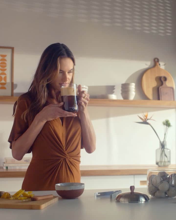 Nespressoのインスタグラム：「Rich coconut's nuttiness flavour enhances this cup of sunshine tropical flavor. What's your favorite coffee cocktail for a mindful break?  #Summer2022 #ACupOfSunshine #BrazilianVibes #NespressoxAlessandraAmbrosio」