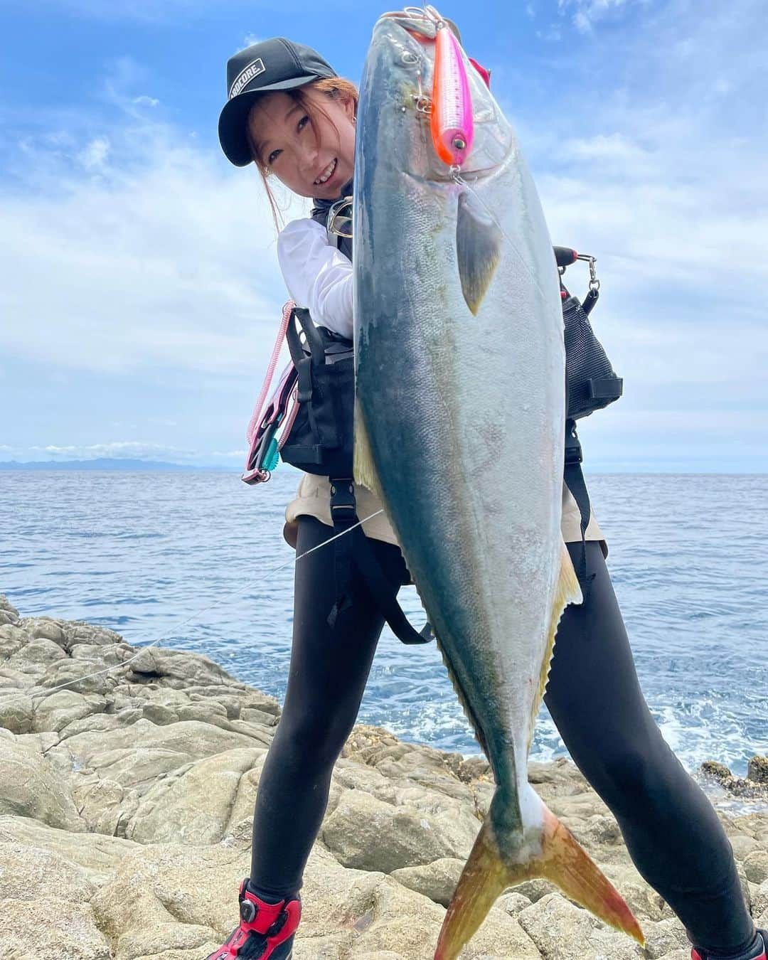 あさいあみのインスタグラム：「YouTube あみちゃんのもっと釣りたい 最新話公開でーす🎣  今回は甑島2日目❣️目標はデカプラグで魚を釣ること〜🎣 1日目の甑島でウォータードライブでバイトがあったのが悔しくて、 2日目もトップを投げ続けました🎣  この二日で腕がぱんぱんww  チームDUELみんなが乗れる磯に久丸渡船さんに探して頂き みんなが後ろで見守る一頭目のヤ、、ブリちゃん❣️❣️  プレッシャーで震えたわ。  何よりバレッドダイブ140で釣れて嬉し〜❣️❣️  今回もルアーの制作秘話聞けますよー❣️見てくださいね〜❣️ ⁡ ⁡@duel_yozuri のプロフィールトップページより動画は見れます❣️ ⁡  #asian#Japanese#girl#instagood#ig_japan#ガチ釣りガール#釣りガール#釣り好き#アングラードル#duel#hardcore#yozuri#チームduel #あみちゃんのもっと釣りたい#あみ釣り#あさいあみ #fishing #fishinggirls#shimano# #zeque #釣り#낚시여자#갂시좋아#YouTube#鹿児島県#甑島#ロックショア」