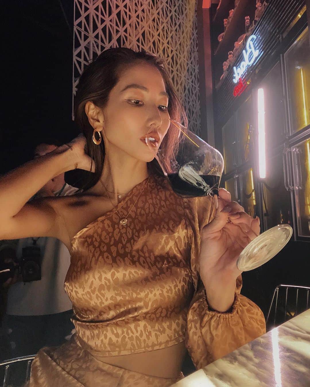 浜田咲希のインスタグラム：「最近いつも付けてるピアス❤︎ @dutt_jewelry_official   シンプルだけど 存在感のあるデザインが たくさんなの🥰🌹  #pierce#accessory#duttjewelry#jewelry#fashion#makeup#selfie#nightout#code#party#style#raise」