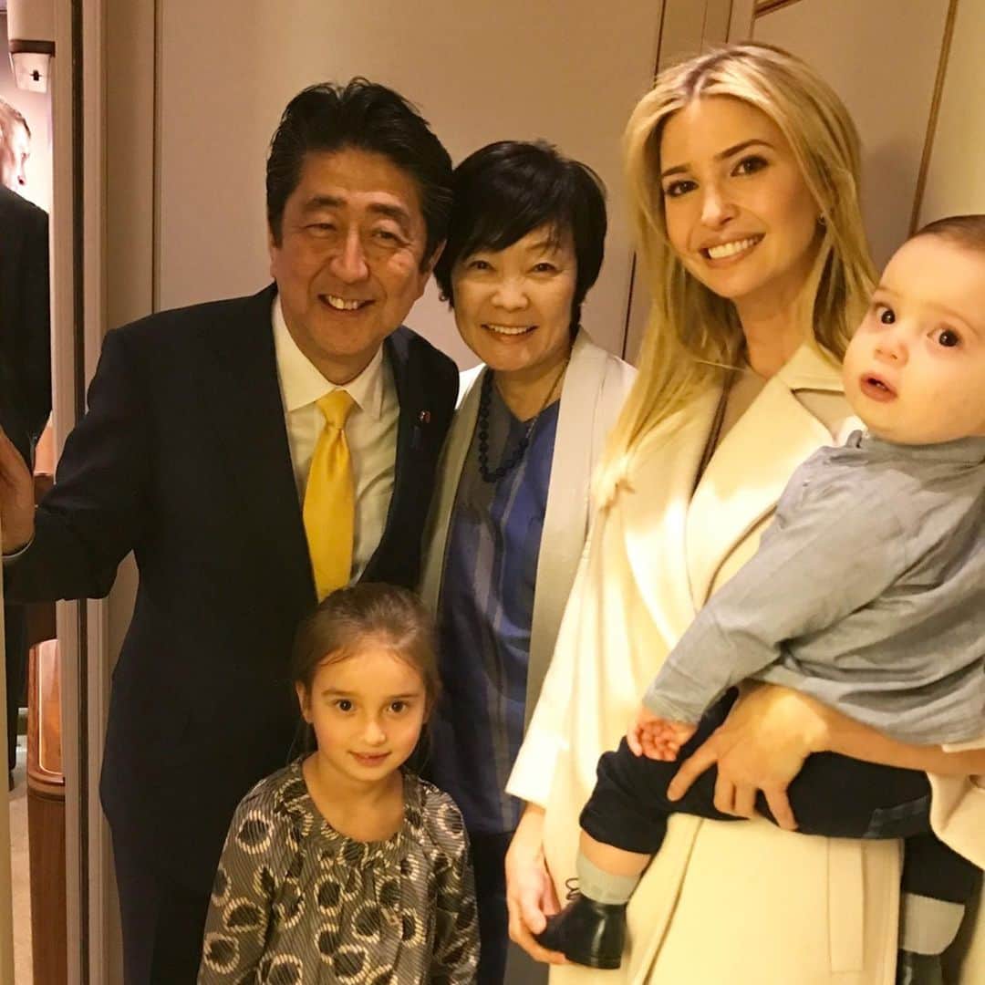 イヴァンカ・トランプのインスタグラム：「I am deeply saddened by the death of Former Prime Minister Shinzo Abe, a truly historic figure and leader of lasting consequence. Abe’s advice, wisdom and warmth had a profound impact on me during my government service. My heart is with his family and the Japanese people as the world mourns the passing of a great man.」