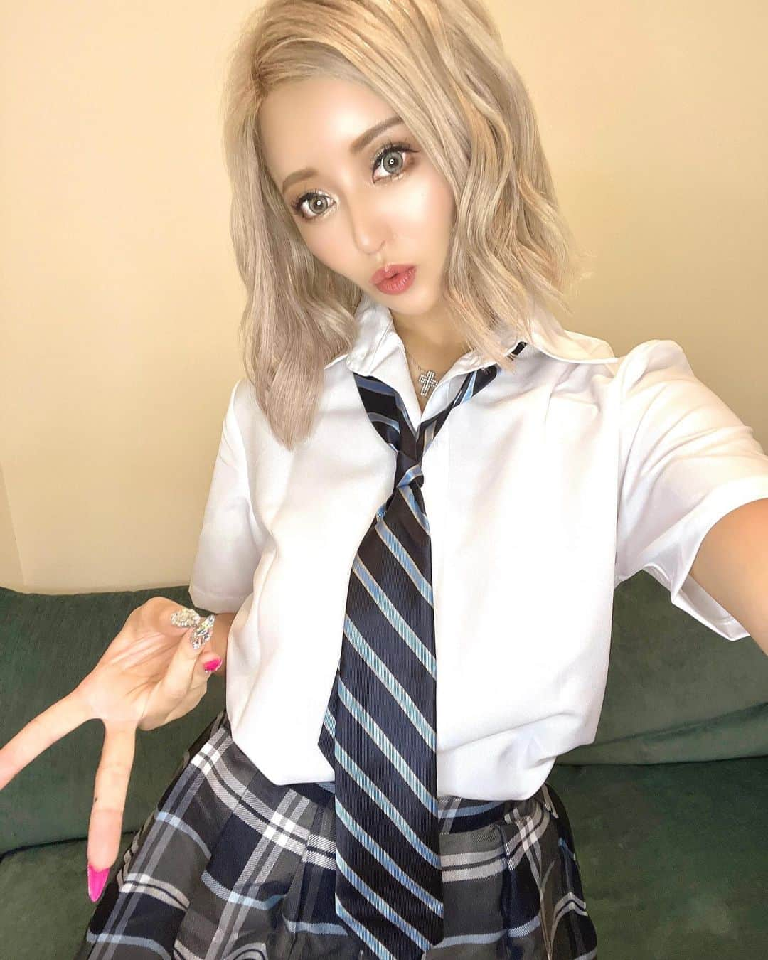 はるたむさんのインスタグラム写真 - (はるたむInstagram)「制服ギャルいけますか？💛 ぎゃる🎶ちょー可愛いっ🎶  今日はこんなご時世なので 投稿するか悩みましたが🥲🥲  明日は名古屋T2 【 @t2nagoya 】でDJです🎧❤️‍🔥  名古屋の皆様よろしくねっ！！  #dj #djanejapan #djグループ #ガールズdj #ガールズdjグループ #日本一のdjユニット #japanesegirl  #japanesegirldj #djはるたむ」7月8日 21時20分 - harutamu02