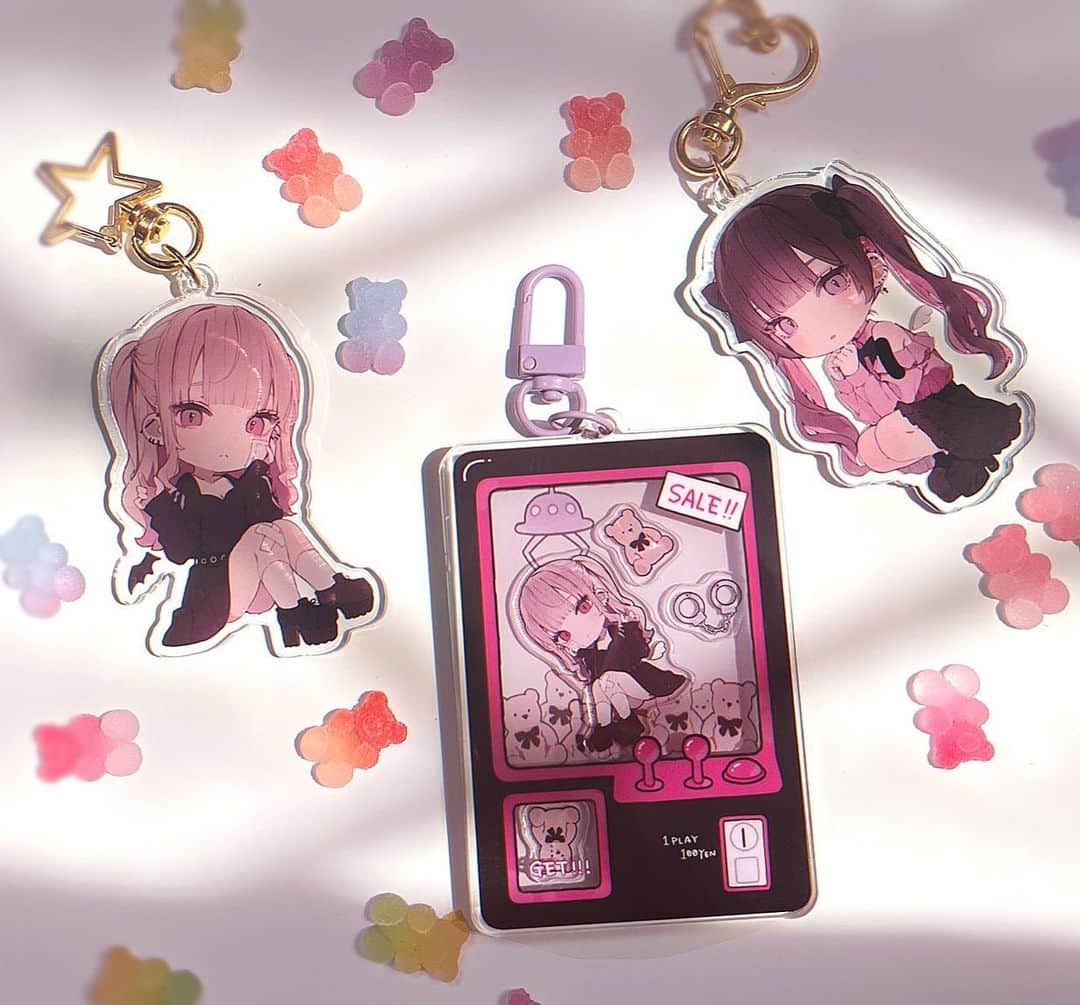 はむねずこのインスタグラム：「アクキーがでました！  新しいアクキーと、はじめてのシャカシャカアクキーつくってみましたので是非…🧸 (悩める女アクキーも再々入荷中)  BOOTHにて通販しております…！ (プロフィールより)  追記 シャカシャカアクキーありがたいことに完売しました！ので、ご希望の方はBOOTHにて再入荷通知していただけると刷り直しの目安になるのでお願い致します✨  #地雷系女子#アクリルキーホルダー#量産型#グッズ#地雷」