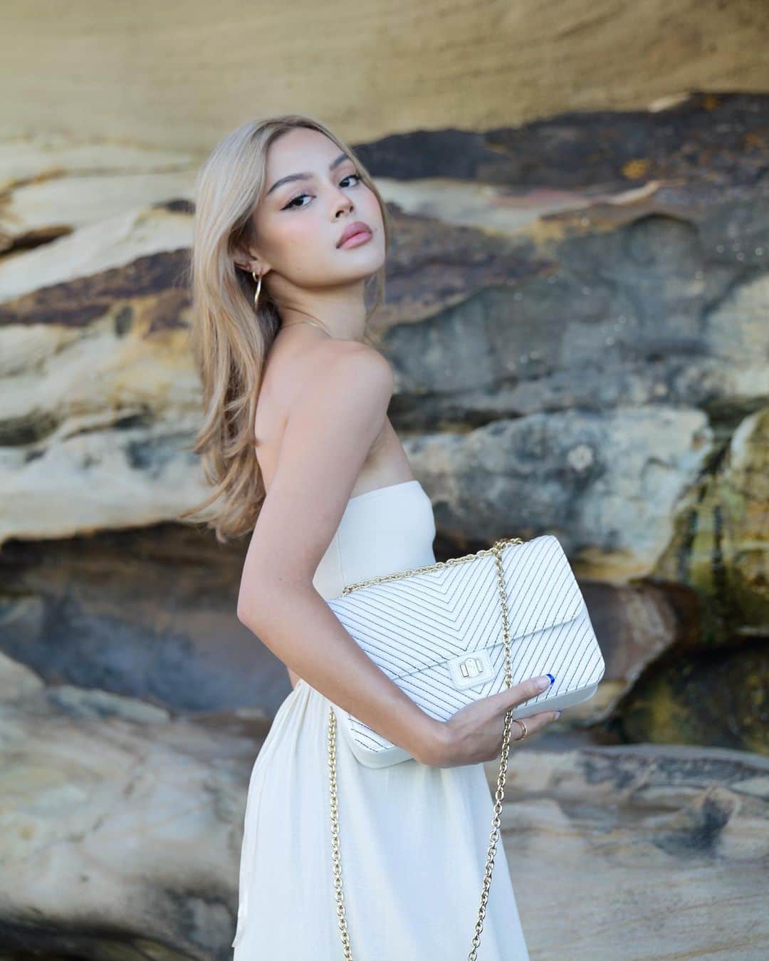 リリーマイマックのインスタグラム：「Nothing more elegant than gold & white 🕊 the @Furla Pop Star Bag .AD #Furla #FurlaSelfExpression」