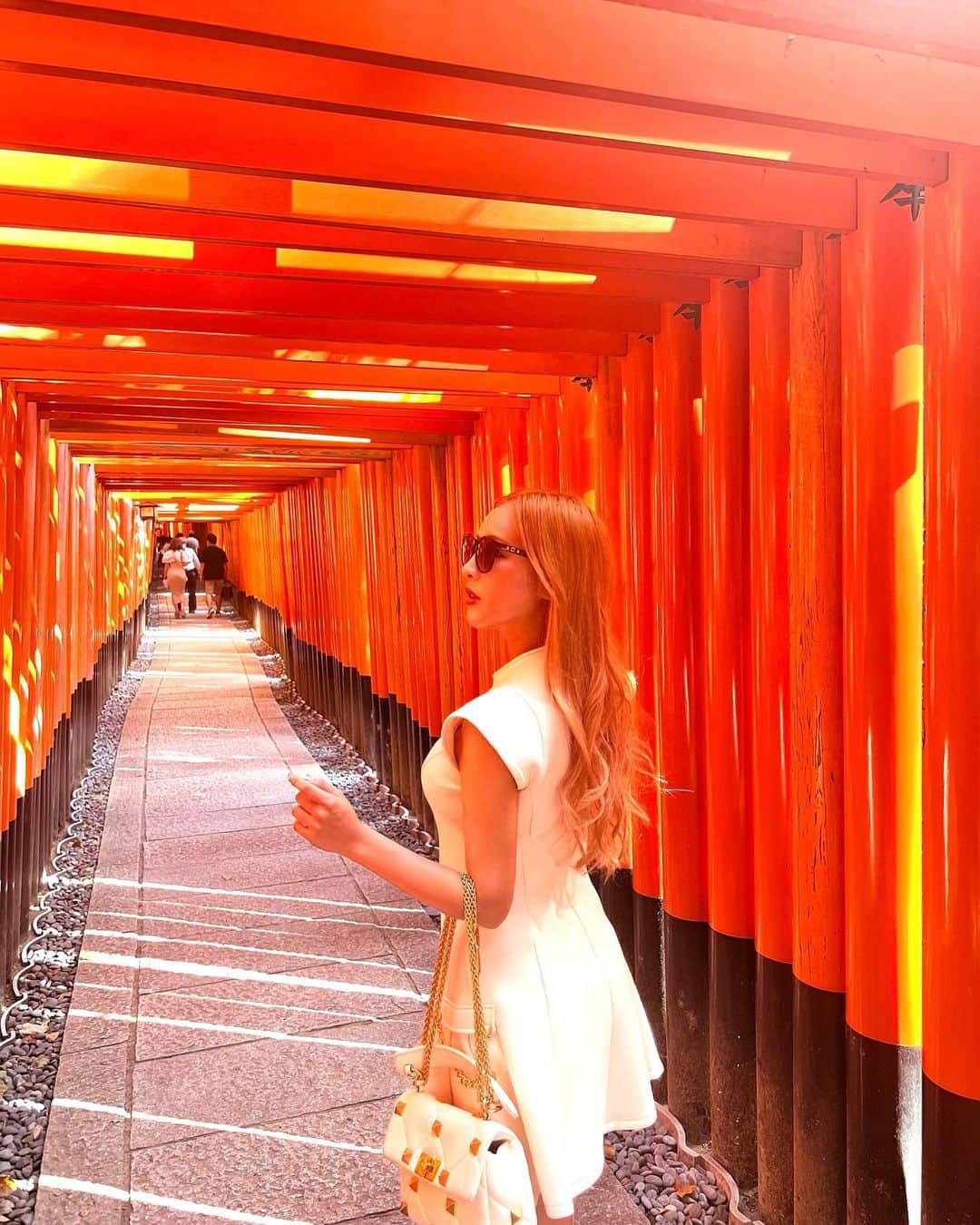一条マリカ（まりふぬ）のインスタグラム：「京都にある神社✨ 千本鳥居⛩  ワンピ→ @_eve46_official  バック→ @maisonvalentino   白で合わせて好きな組み合わせ♡  この日化粧間に合わなくて すっぴんにずっとサングラスでした🕶  ちゃんと化粧して撮りたかった😢  この後車で東京まで帰ったよ🚗 頑張ったw」