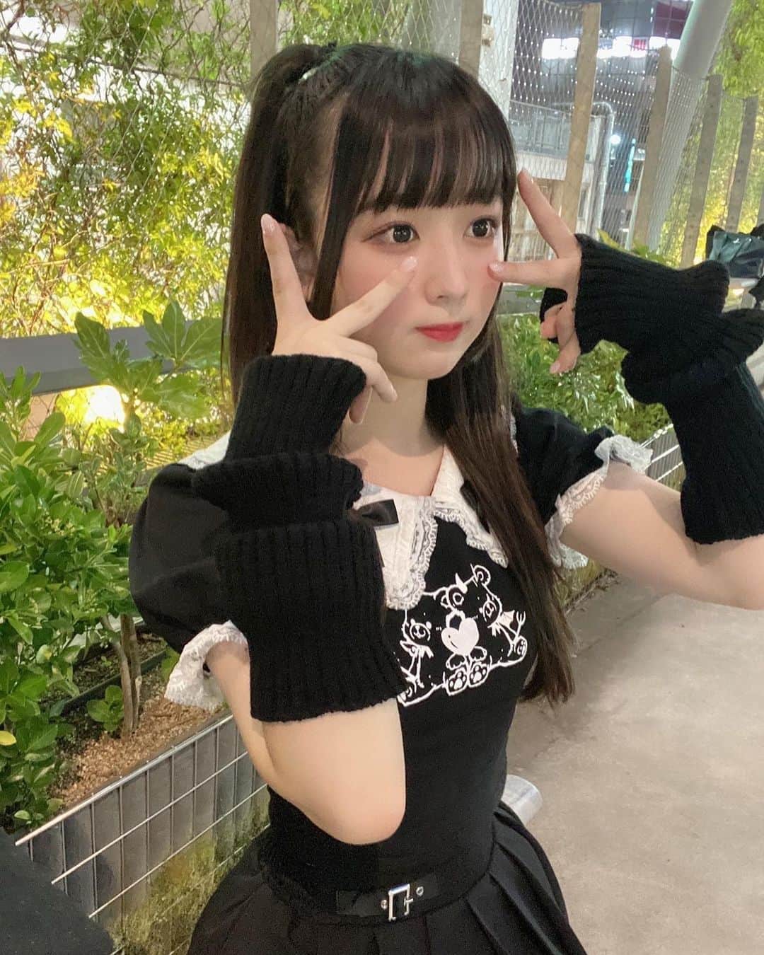 のインスタグラム：「. ｷﾞｬﾙｩ、、 . ここで、ももが喜びそうな一言をみんなからいただきたく思います . わくわくどきどき . 😏😏😏 . かしこ . #高田もも #かしこってなに #かしこ #instagood #instagram #ハーフツイン #ハーフツインテール #blackoutfit #ロングヘア #アームウォーマー #ウォーマー #BLACK #ギャル #渋谷 #宮下パーク #公演 #韓国ファッション #韓国ヘア #あいどる #アイドル #japaneseidol」