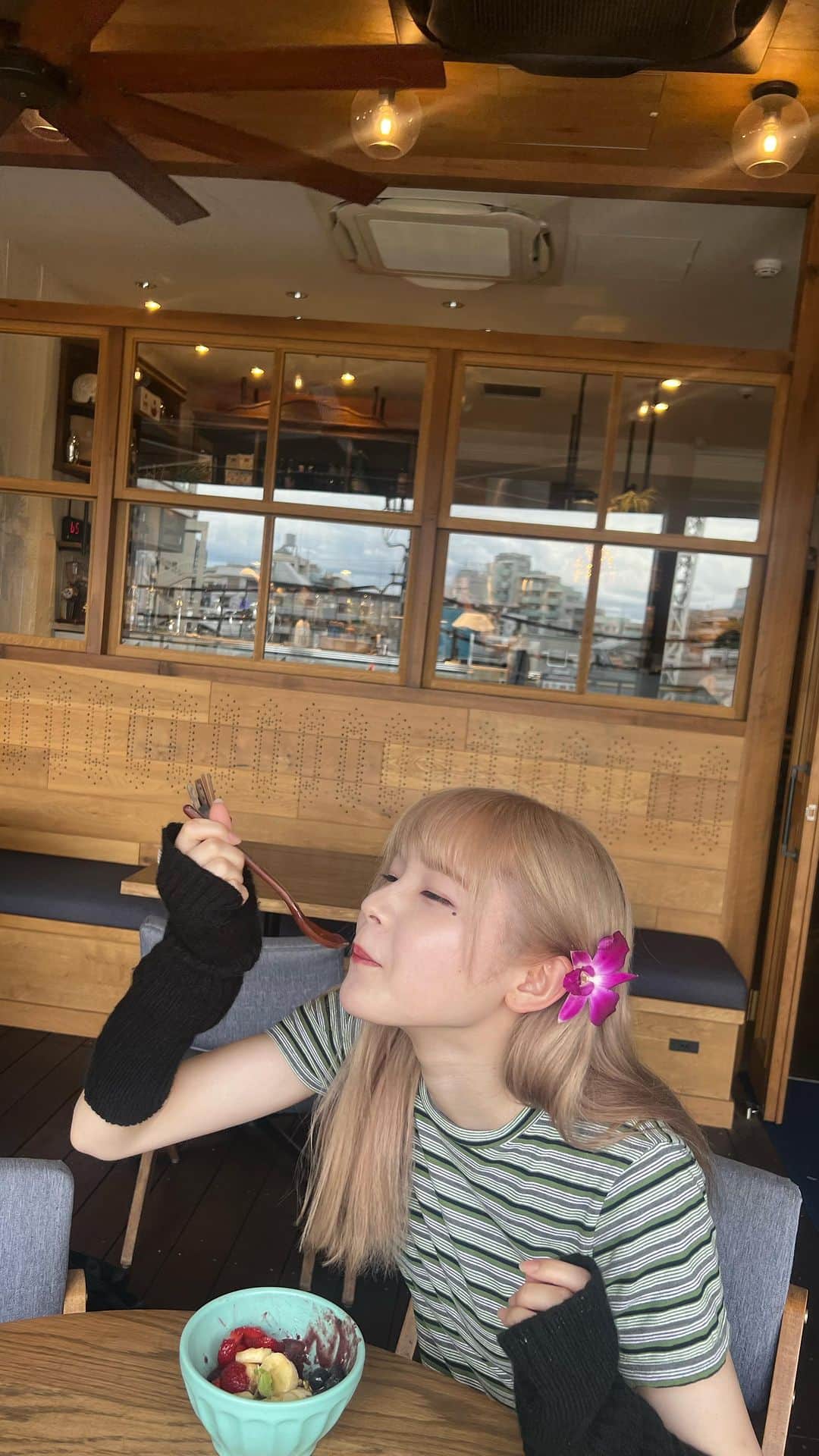 志村美希のインスタグラム：「👩🏻→👱🏻‍♀️🌺」