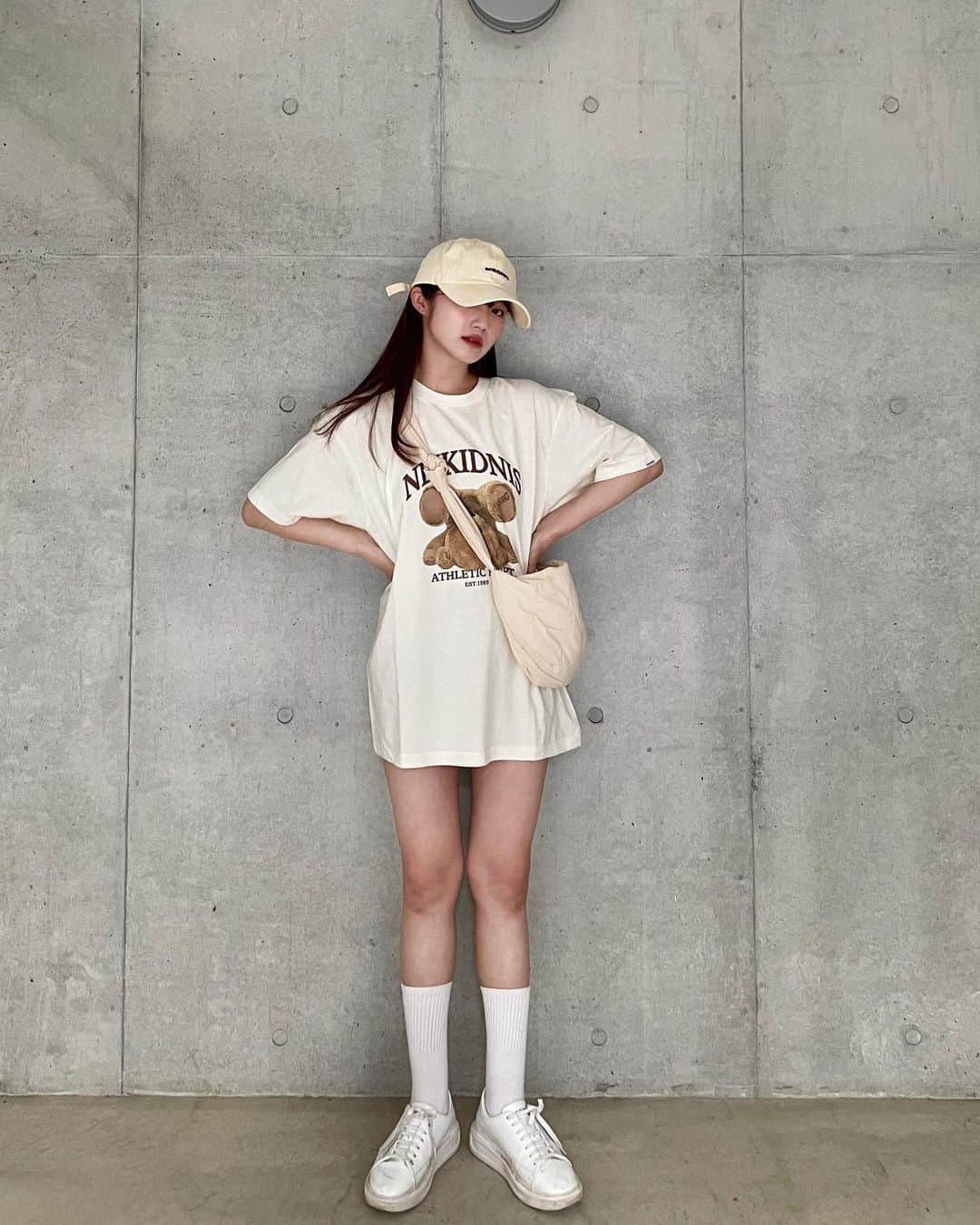 河﨑莉奈のインスタグラム：「💛🧸  🧢　@mschfhouse  👕　@neikidnis  👜　@lacvert_official  👟　@p31_korea」