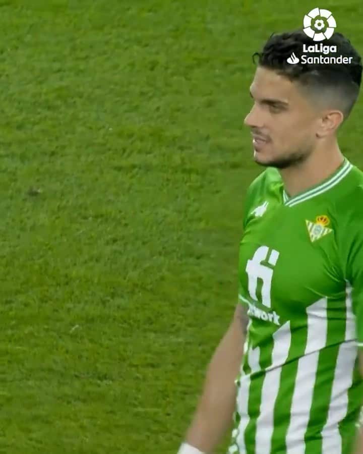 マルク・バルトラのインスタグラム：「#Repost @laliga  ・・・ 💚@marcbartra 🤍  ⚔  @realbetisbalompie 's 𝗞𝗔𝗜𝗦𝗘𝗥 in defence!   ⚔ El 𝗞𝗔𝗜𝗦𝗘𝗥 de las trece barras verdiblancas.   #RealBetis #LaLiga #LaLigaSantander #Football」