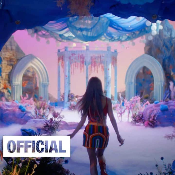 チョンハのインスタグラム：「CHUNG HA 청하 'Sparkling' M/V Teaser #2  2022.07.11. 6:00PM (KST)  2022.07.11. 5:00AM (EST)  #청하 #CHUNGHA #Bare #Sparkling #2nd #Album #Part1 #MV #Teaser」