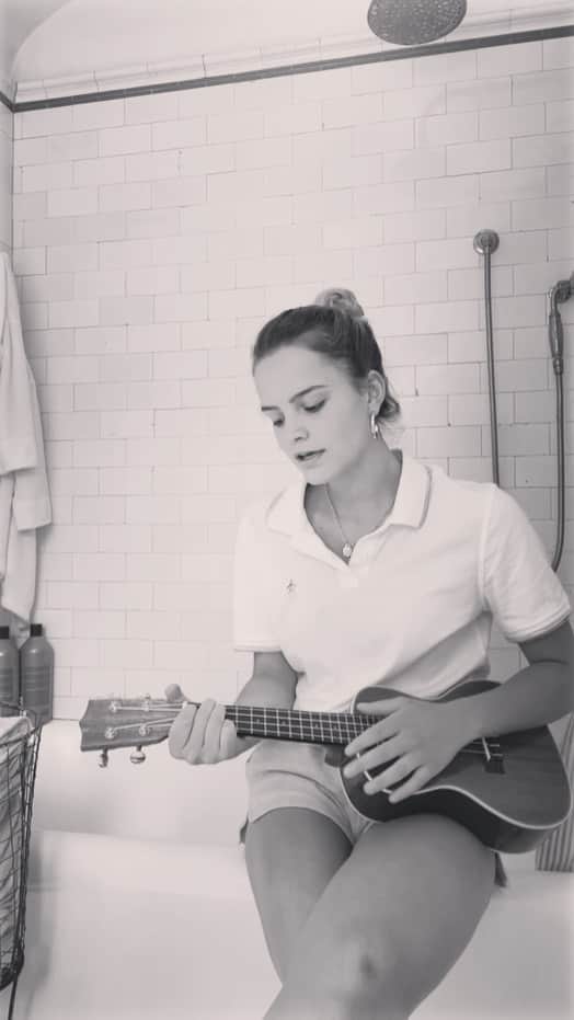 ガブリエル・アンウォーのインスタグラム：「“Songbird in the loo” @shareefmalnik」