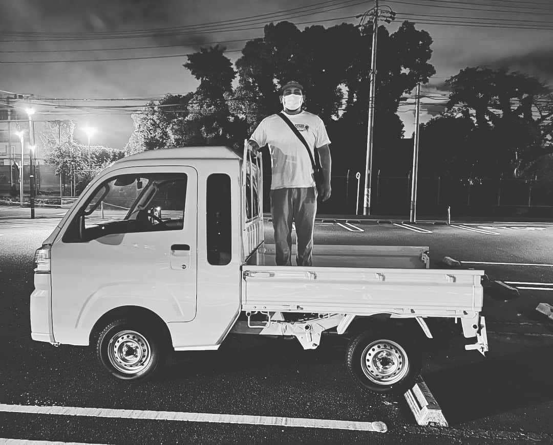 宇藤純久のインスタグラム：「軽トラに乗るとこのくらいのサイズ感  #プロレス #オルカ宇藤 #軽トラプロレス #令和の虎 #prowresling #軽トラ #ハイゼット #ハイゼットジャンボ #hijet #hijetjumbo  #lighttruck」