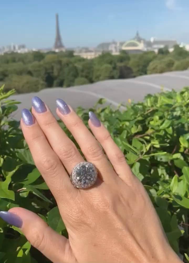 Harrodsのインスタグラム：「De Beers brings ice to summer in Paris. The brand’s spectacular Frozen Capture ring arrives as part of a high jewellery collection that’s inspired by the refractions of light through frozen rivers.  Find #DeBeers in Fine Jewellery on the Ground Floor, at harrods.com and through our Personal Shopping service.   #Harrods #HarrodsFineJewellery」