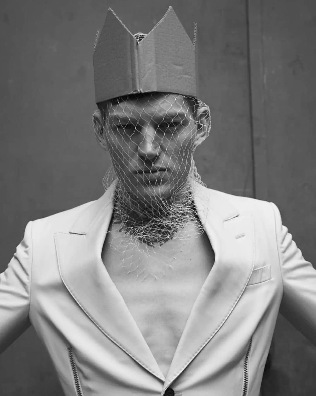 セバスティアン・ソーブのインスタグラム：「Paper Story for @sickymag with @sebastiansauve photographed by @avapivot , hair & make up by @d_make and styling by me @izabelamacoch  @tunemodels @premiermodels  . . #editorial #menstyle #mensweareditorial #blackandwhitephotography #madeofpaper #paper #paperking #dapperoutfits #lovewhatyoudo #styling #bepresent #berlin #salvatoreferragamo #modelling #malemodel」
