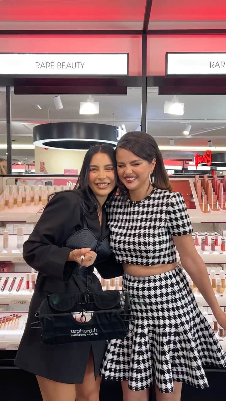 sananasのインスタグラム：「Pardon my English 🥹Vous pensez quoi de la vendeuse @RareBeauty chez @sephorafrance ? J’ai des doutes🤔  Blague à part, pincez-moi j’ai tourné un REEL avec @selenagomez et c’était un petit sucre 🫣 Avec toute cette excitation et ce timing de dingue je n’ai même pas testé les nouveautés lèvres ! Parce que oui Madame Selena nous a concocté des petits nudes crayons + lipsticks 😍alors imaginez ma frustration de les avoir eu sous les yeux et d’avoir oublié de swatcher 😂 Ils sont enfin dispo chez nous ! Just saying …  ps : je garde vraiment tout pour vous faire un concours mais on va le remplir un peu plus, vous êtes d’accord ? 😆  ps 2 : C’est de l’humour je savais que c’était Selena on a tout prévu. Je précise au cas où 😅  Tenue @jeanpaulgaultier  Chaussures @louboutinworld   #RareBeauty #SephoraLovesRareBeauty」