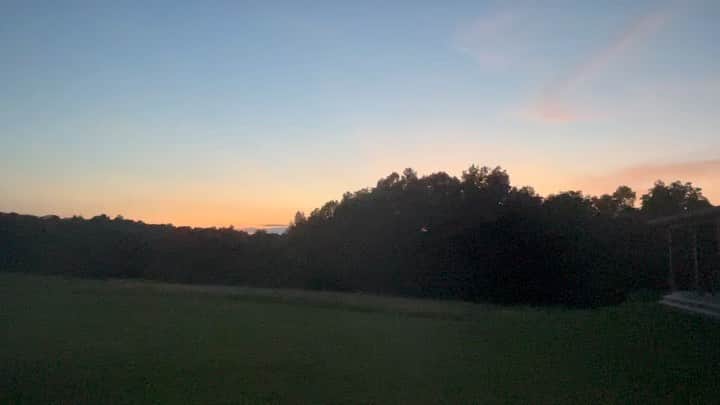 アンジー・ハーモンのインスタグラム：「HAPPY FRIDAY!! (sound on!)   Daughters, horses & sunsets make me a happy girl! ❤️」