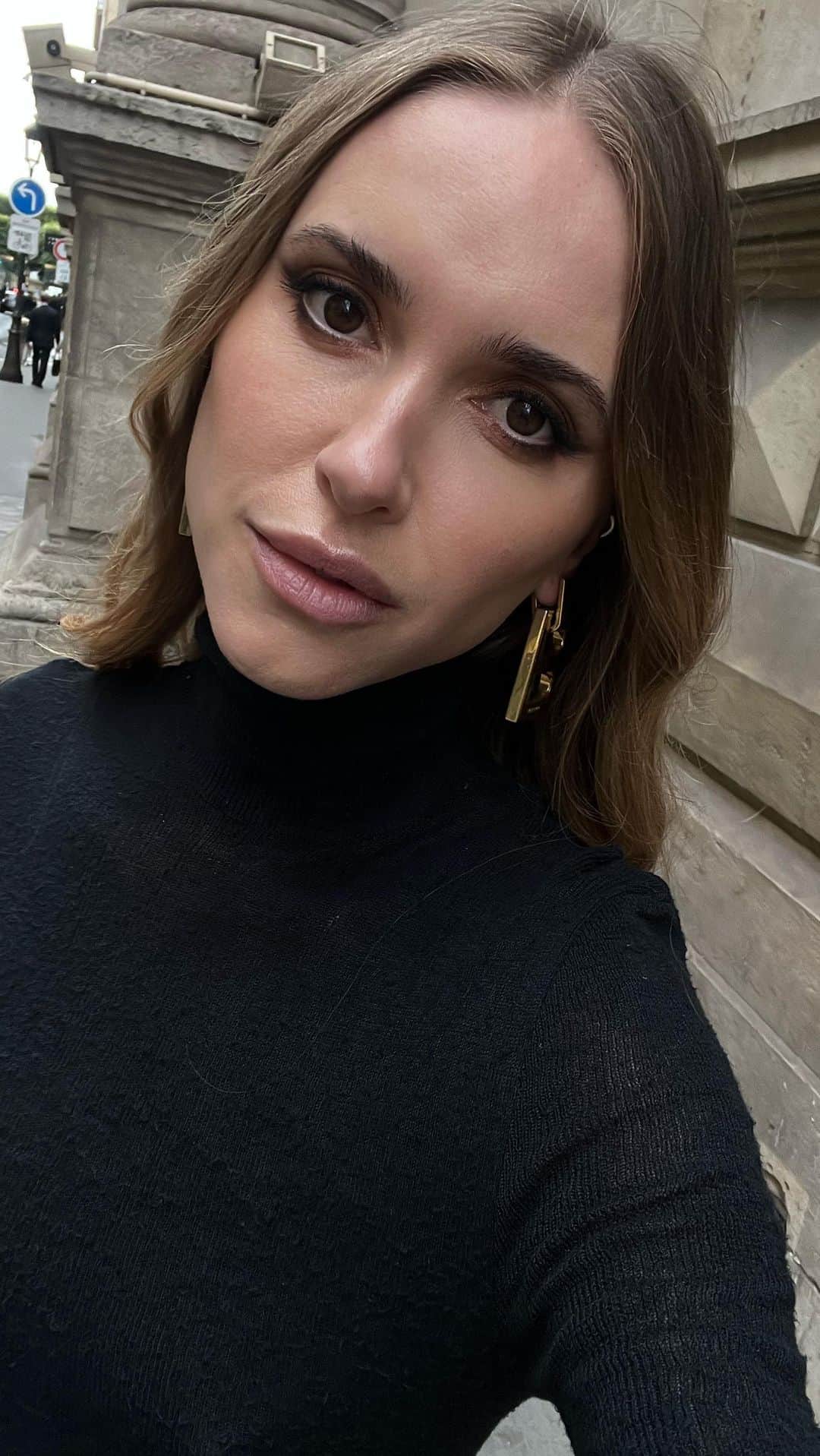 ペニーレ・タイスベックのインスタグラム：「Midnight in Paris🖤 @balenciaga」