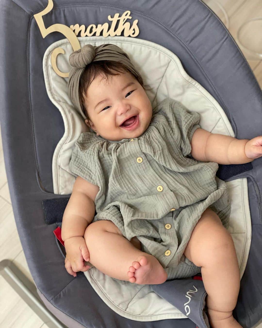 濱中鮎子のインスタグラム：「だいぶ過ぎましたが、2号は5ヶ月を越え、体重も8kgに迫る勢い。  とにかくとにかく目が合うだけでスマイル！  ちょっと放っておいたら床でも眠る。  いやしいやしいやし。  早くから保育園という社会に放たれ、それでも強く逞しく、いろんなことを習得している。 君は天才だ。 君は可能性だ。 君は世界だ。  ざわつく世の中だけれど、 正しい選択で君と未来をつくっていきたい。  素敵な未来は歩いては来てくれないかもしれないから、 一緒につくっていこうね！ その方がきっと楽しいはず。  #手作りの未来  #2号の成長録 #明日は家族で選挙いくぞ #もういよいよ母さんは本気だぞ」