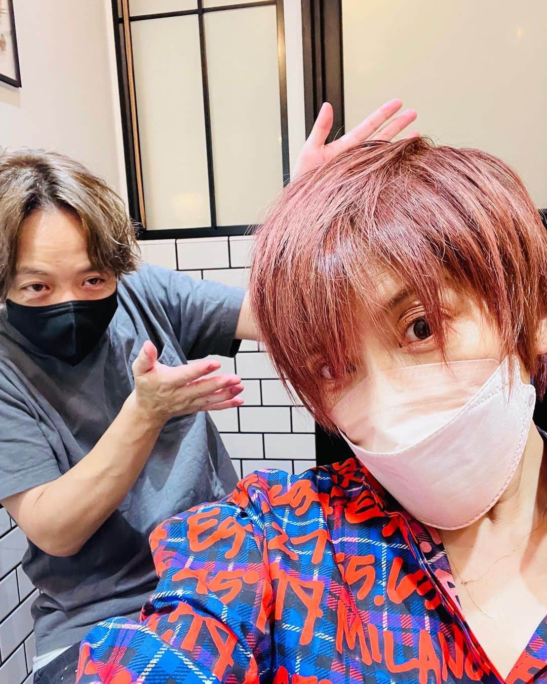 のインスタグラム：「今日も暑ーいね。💦 先日カラーしにユーレルムへ。担当森ちゃん。 時々聞かれますが、カラーはピンクブラウンです。けど、近頃メラニン色素が抜けているので、 若干ピンク味のほうが強いかな。 気分もあがるし、夏は派手でいいんです！ 違うね、秋も冬も春も派手めでしたとさ。🤭  では選挙行ってきまーす！ #trf  #trfyu_ki #urealm銀座」