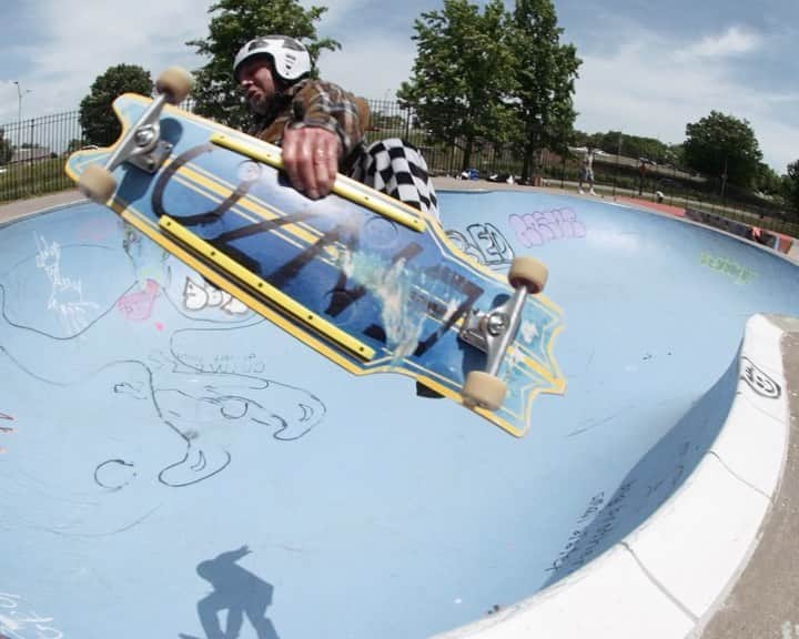 adidas Skateboardingのインスタグラム：「Abnormal Communication: Episode 4 🗽 /// Gonz hits NYC with Nora, Maité, Sam, Jenn & more. Now playing on @thrashermag’s YouTube 📺.  #adidasSkateboarding #MarkGonzales #Gonz 🎥 @torstenfrank」