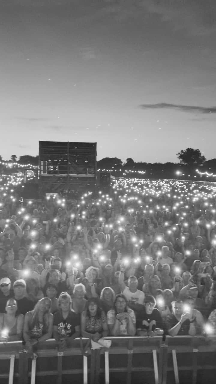 ブライアン・アダムスのインスタグラム：「Fab night at Blickling Hall ❤️ #bryanadamssohappyithurts」