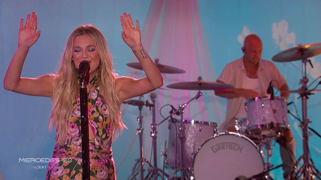 Kelsea Balleriniのインスタグラム：「when you lose both earrings by the second verse, it’s a nice time.  @jimmykimmellive」