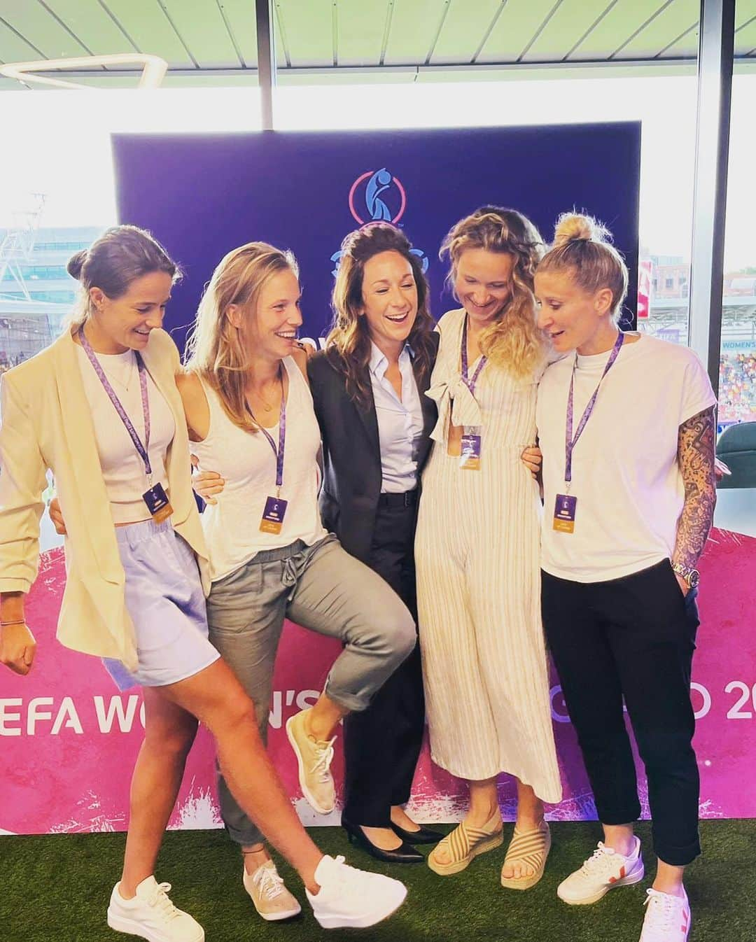 アーニャ・ミッタークのインスタグラム：「what a day 🥳 🏴󠁧󠁢󠁥󠁮󠁧󠁿  thanks to @weuro2022 and congrats to @dfb_frauenteam 🙌🏼」