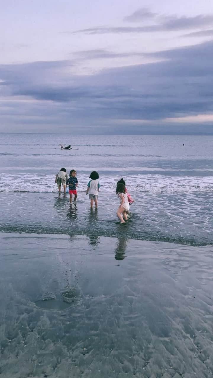 渋木さやかのインスタグラム：「先日、ドングリの小学校の見学に行きました。(行くとは決まってないけど、見てみたかった)  「私たちは “人材 “ではなく、” 人間 ”を育てています」 「自己肯定感が低い子は、どんなにお勉強が出来たとしても、何か困難が訪れたときに乗り越えることが難しいでしょう。だから、そのままを受け入れるという姿勢をもって、自己肯定感を大切にしていきたい」  と、校長先生がおっしゃっていて、なんだか涙が出そうになりました🥲  ⠀  私たち大人も同じ。だから私はセルフケアを通して、自分のことを理解するべきだし、もっと自分を大切に出来る場所を作りたくて、balanced.Boxを作ったんだ。そこから…人に優しく出来るってものですよね☺️  @balanced_box  よかったら見てみてね。  ⠀ 今夜、21:45- balanced.BoxのセルフケアについてInstaLive します。講座を担当してくださる産婦人科医 関口先生 & 麹専門家ひろみ先生と、「女性ホルモン」テーマ！質問お待ちしてます🤍 @fujinkatorisetsu @linyoga163」