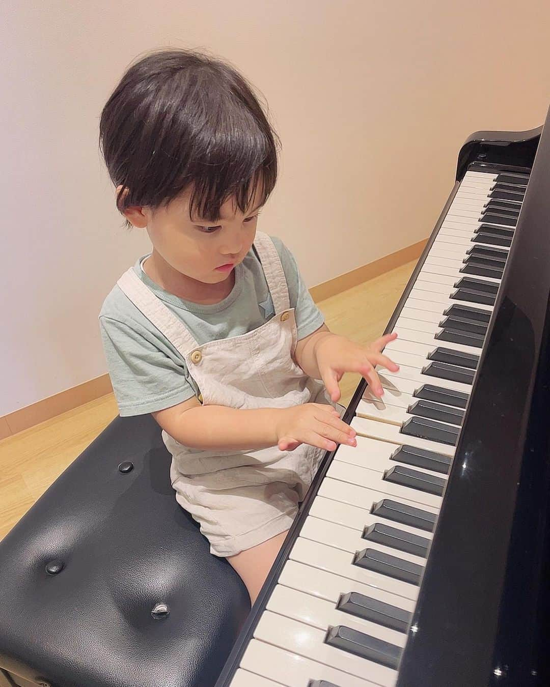 杉本麻衣佳のインスタグラム：「🎹🎶  ピアノ男子  ．  3歳くらいの子って習いごとってみんなしてるのかなー？？  ピアノが好きみたいだからピアノ、 あとは英語、バレエ、水泳、サッカー… あたりいいなぁと考えてるんだけど まだ踏み出せておらず👣です。  ．  ．  ．  ． #gm#習い事#3歳#3歳男の子#キッズコーデ#コーデ#セットアップ#ロンパース#11月生まれ#育児#幼児#ピアノ#男の子ママ#ママリ#boy#3yearsold#kidsfashion」