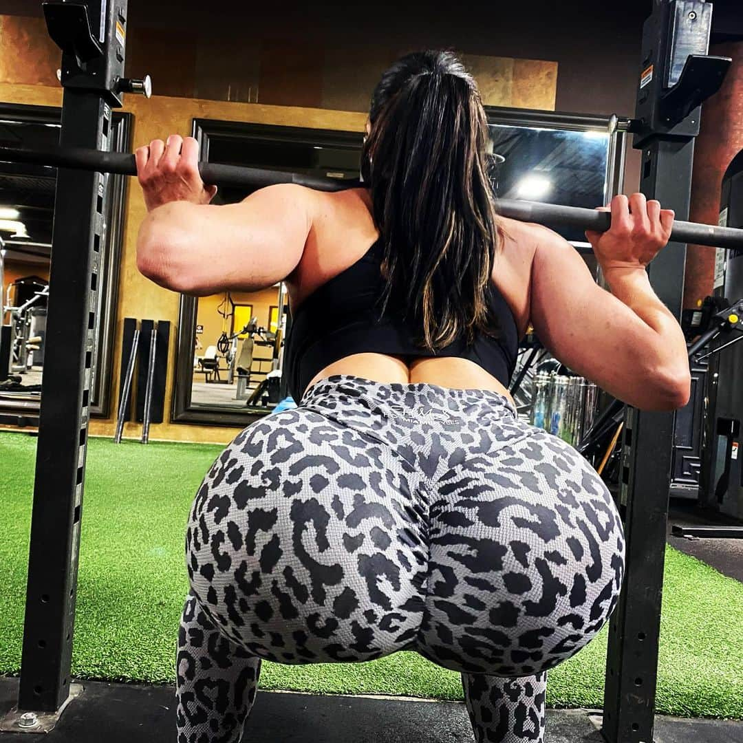 Kendra Lustさんのインスタグラム写真 - (Kendra LustInstagram)「#FridayVibes #legday #squats #Gym」7月9日 10時11分 - kendralust