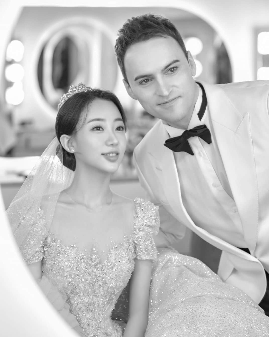 ギヨーム・パトリーのインスタグラム：「본식사진 1탄😛💛  P_ @marystudio_ceremony  H/M_ @denii_chungdam @denii_wedd  D_ @thewhite.elisabeth」