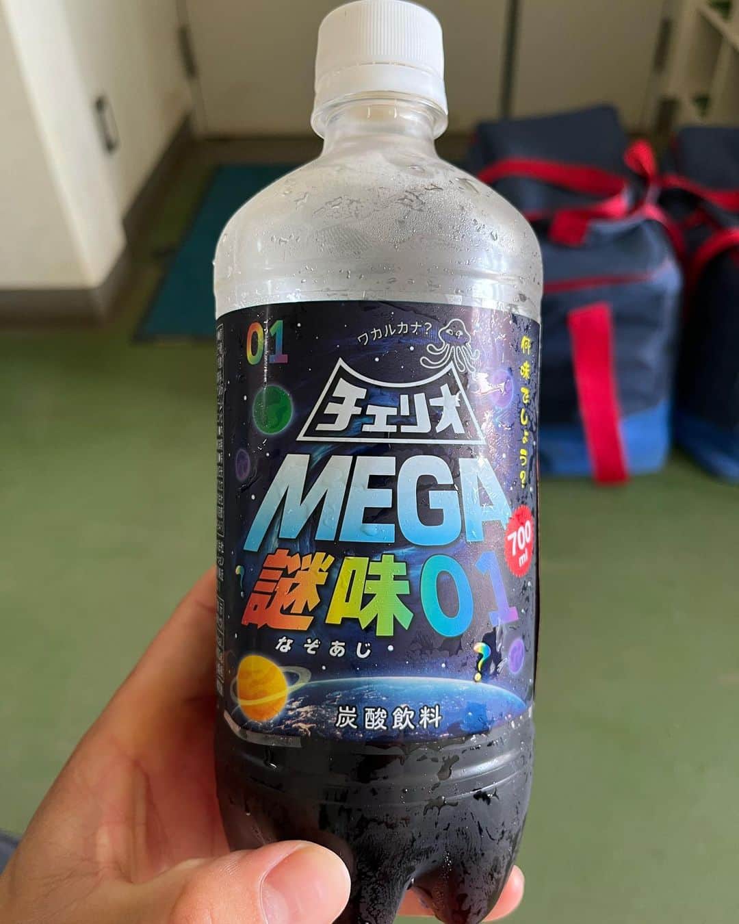 白崎浩之のインスタグラム：「絶対グレープ味と思って飲んでたら。  絶対うそ。 おれは自分の味覚を信じる。  #オレンジ味って見てから飲んだら #もうオレンジにしか感じない #なんなの👅」