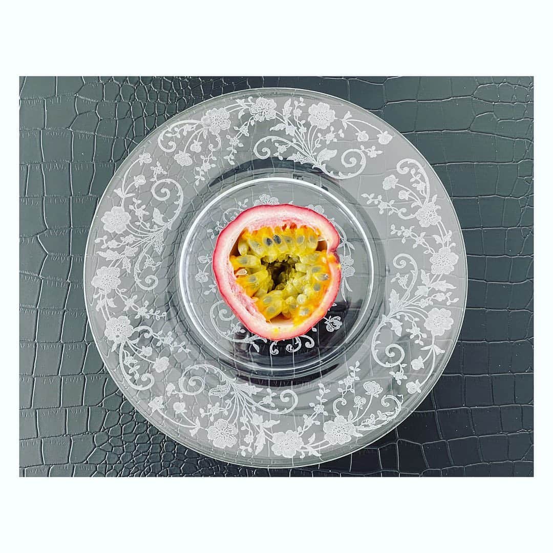 のインスタグラム：「沖縄からの贈り物 パッションフルーツ！ 甘酸っぱくて美味しい〜 果肉を食べた後は泡盛を入れて飲むと美味しいらしいのですが、、 朝からはやめました😂  ガラスの器はアメリカ製らしいです。手彫りです。 どれぐらいの時期で、どこのものかは知らないんですよ。 ただレースのように繊細で いつも見惚れてます。見てて飽きないし、 食卓が涼しくなります😋  #もち器 #ガラスの皿 #アンティーク #食器好き#器好き #パッションフルーツ #泡盛」