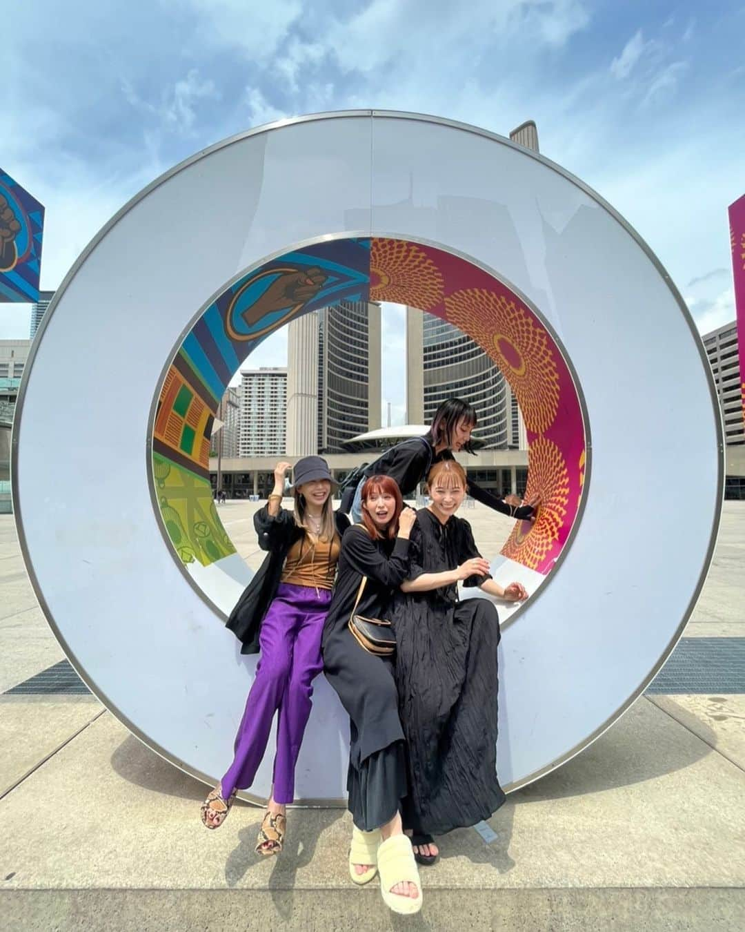 RINA（鈴木理菜）さんのインスタグラム写真 - (RINA（鈴木理菜）Instagram)「We are in Toronto!  ワールドツアー北米編に突入〜！ 無事にトロントに到着して、 街ぶらしながら撮影してきた📸 あしたのライブが楽しみすぎます♡ きょうもバンドは最高の状態🐈ぴーす  #scandal_mirror」7月9日 12時07分 - urarina821