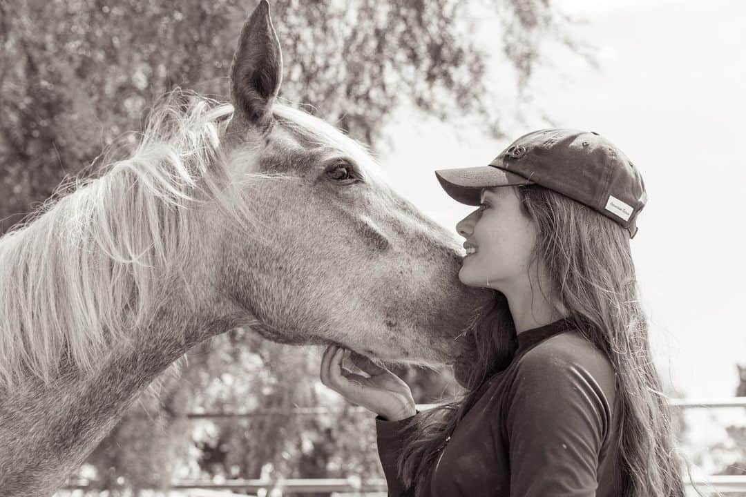 マッケンジー・フォイのインスタグラム：「Whisper @kimerleecuryl.wildhorsephotos  @wildbeautyspirit @ashleyavis」
